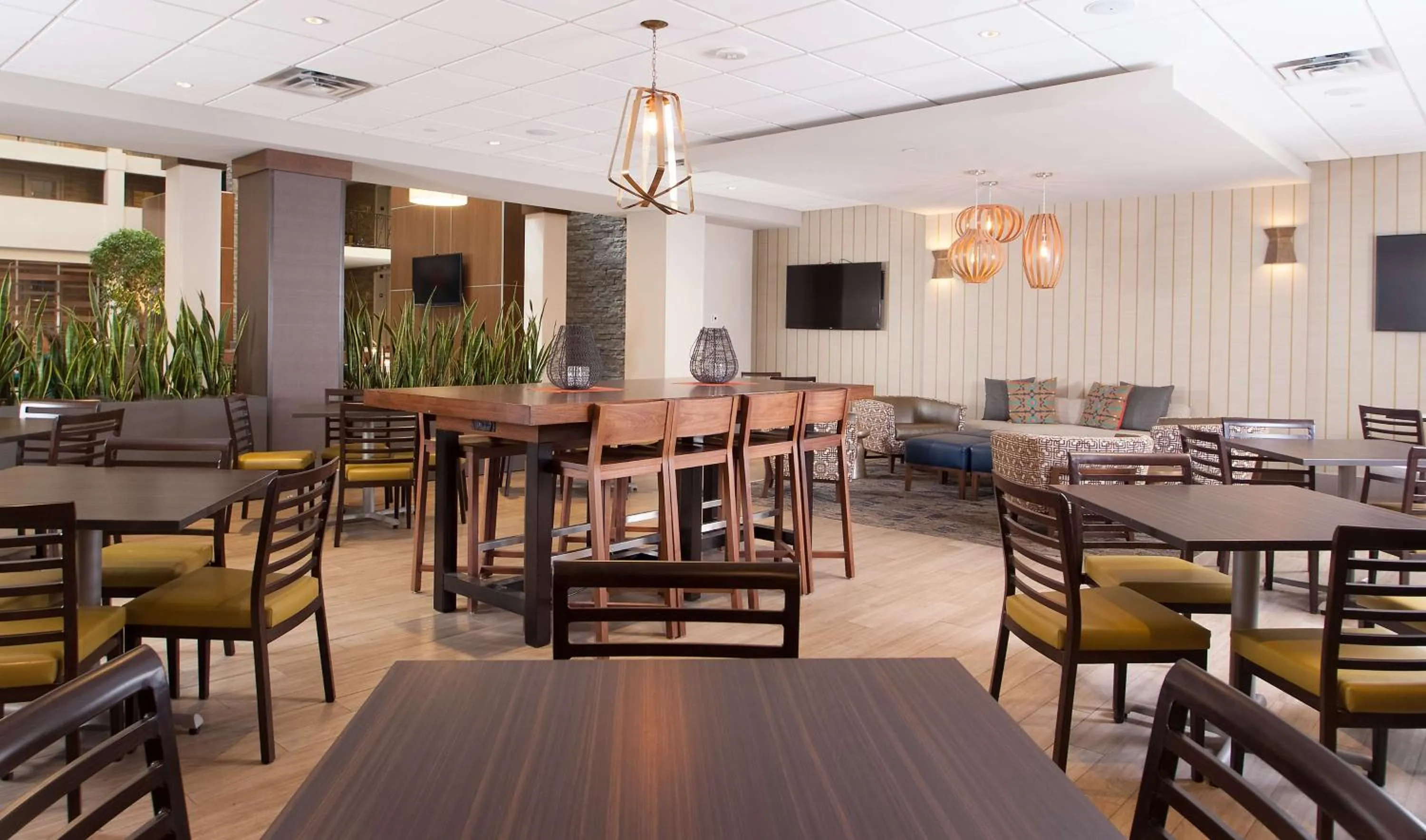 Restaurant/places to eat in Embassy Suites by Hilton Bloomington/Minneapolis