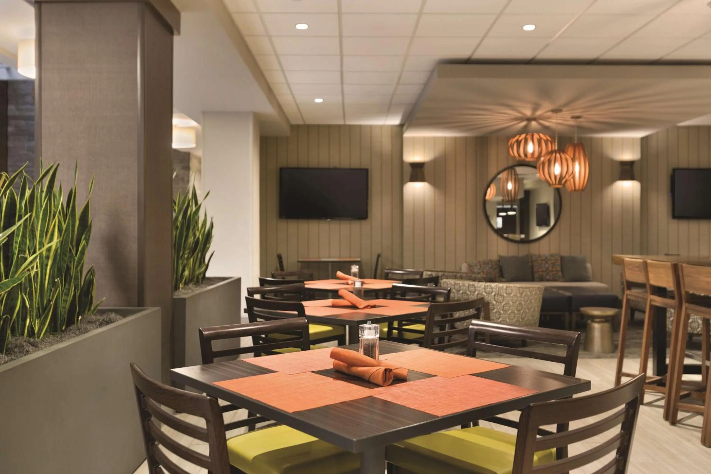 Restaurant/places to eat in Embassy Suites by Hilton Bloomington/Minneapolis