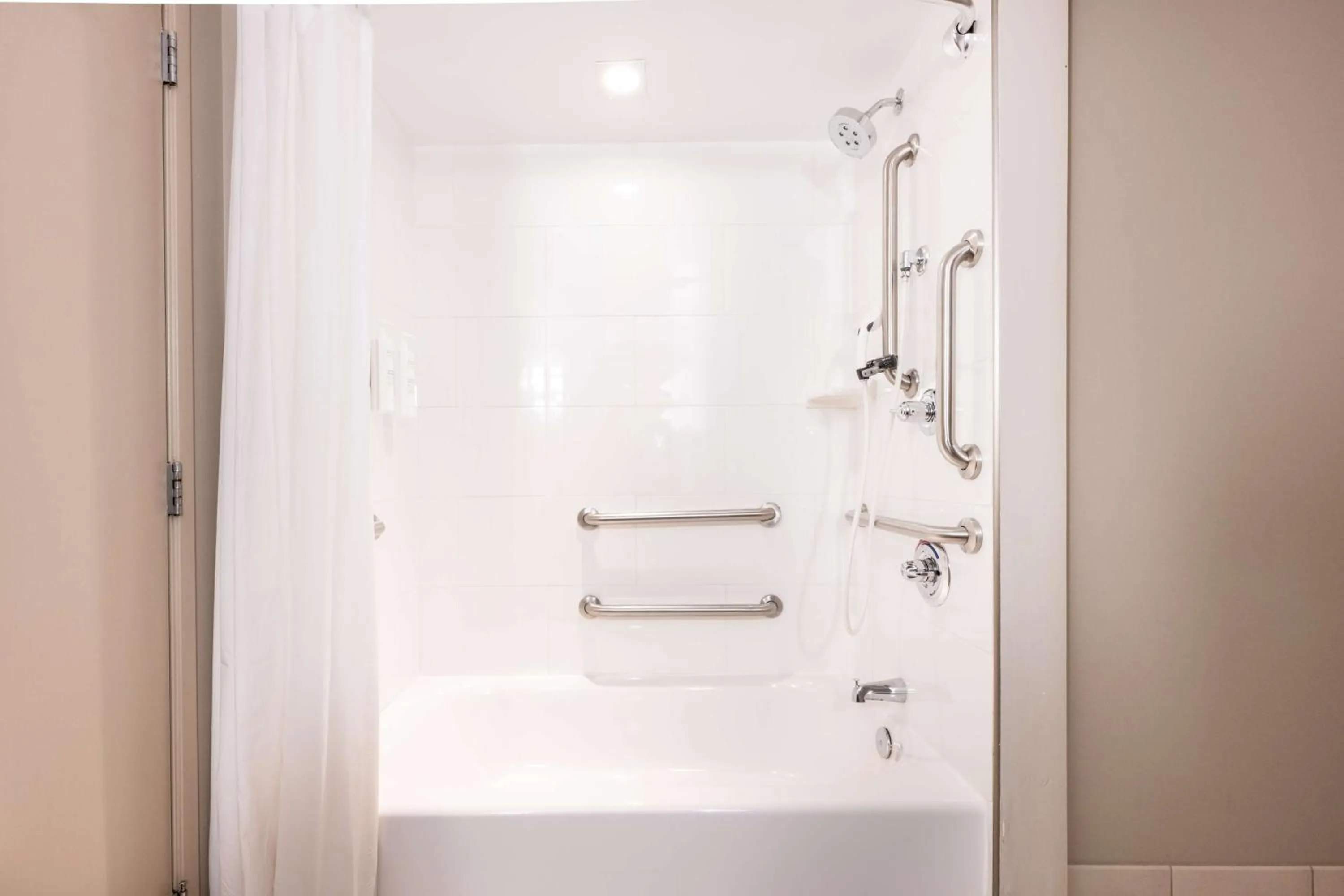 Bathroom in Embassy Suites by Hilton Bloomington/Minneapolis