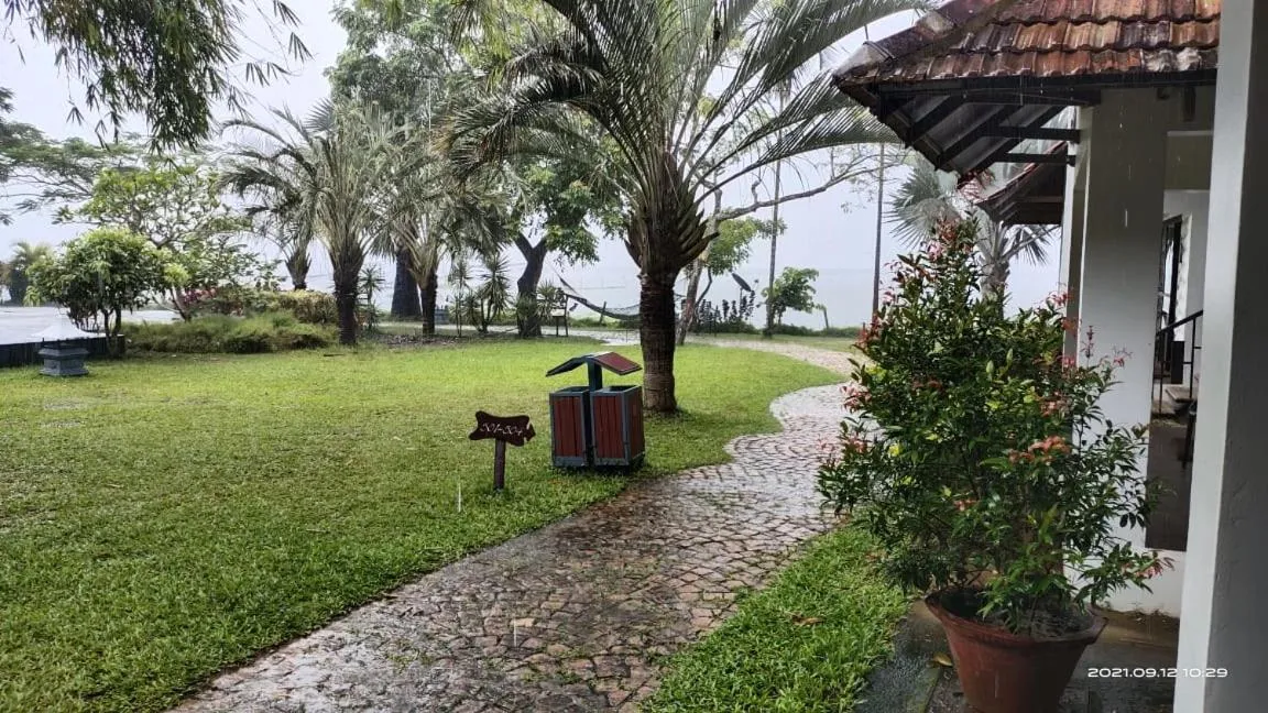 Garden view in Deshadan Backwater Resort - The best sunrise view