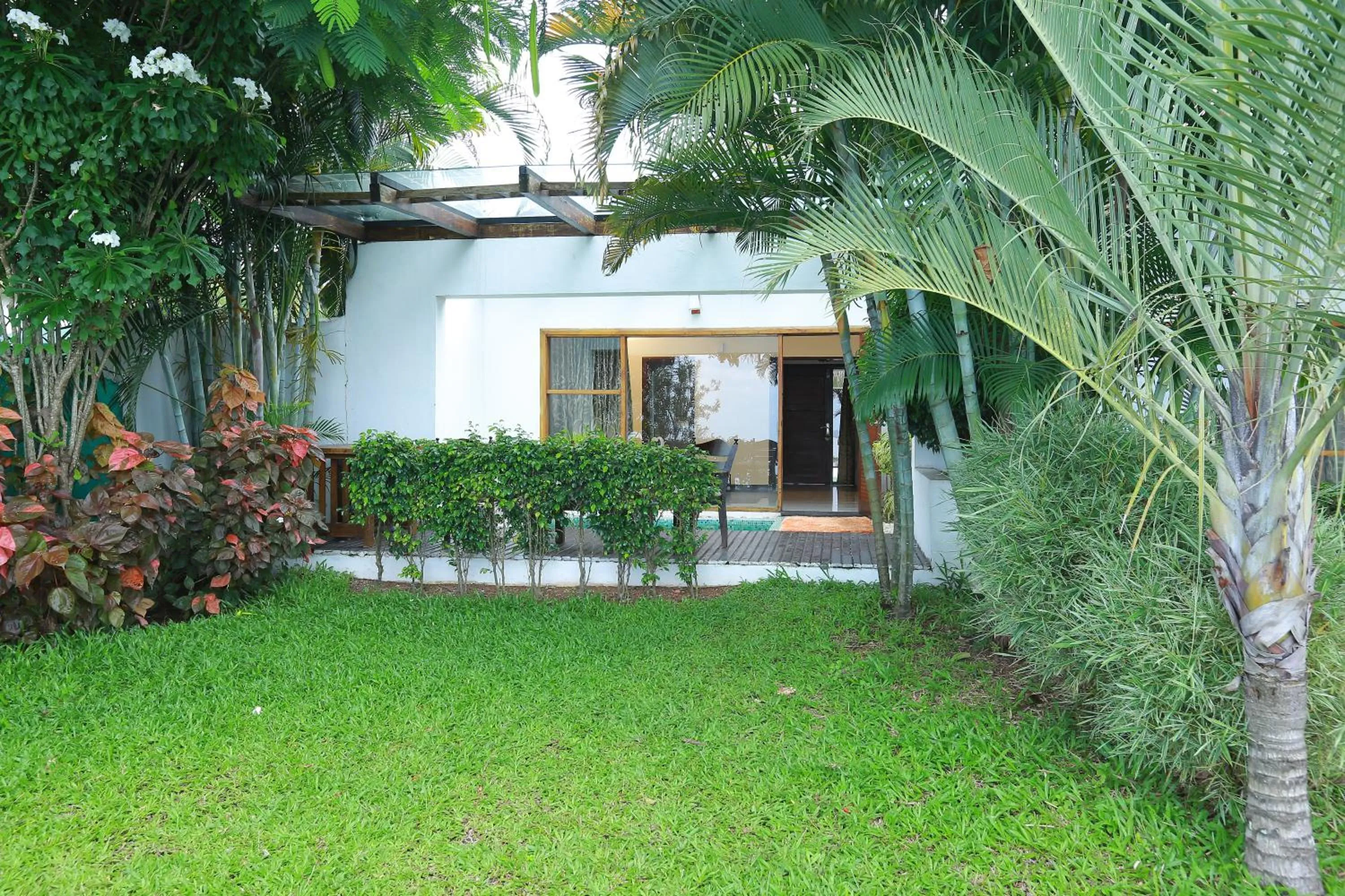 Garden in Deshadan Backwater Resort - The best sunrise view