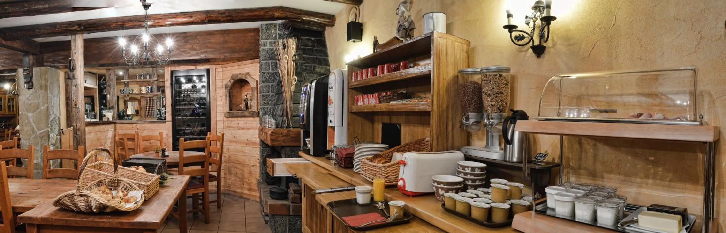 Restaurant/places to eat in Logis Hôtel Les Ancolies