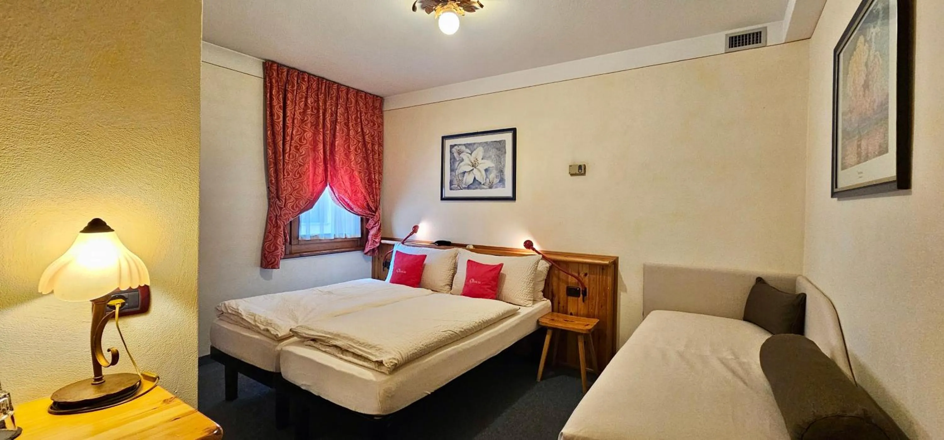 Bed in Albergo Alpenrose