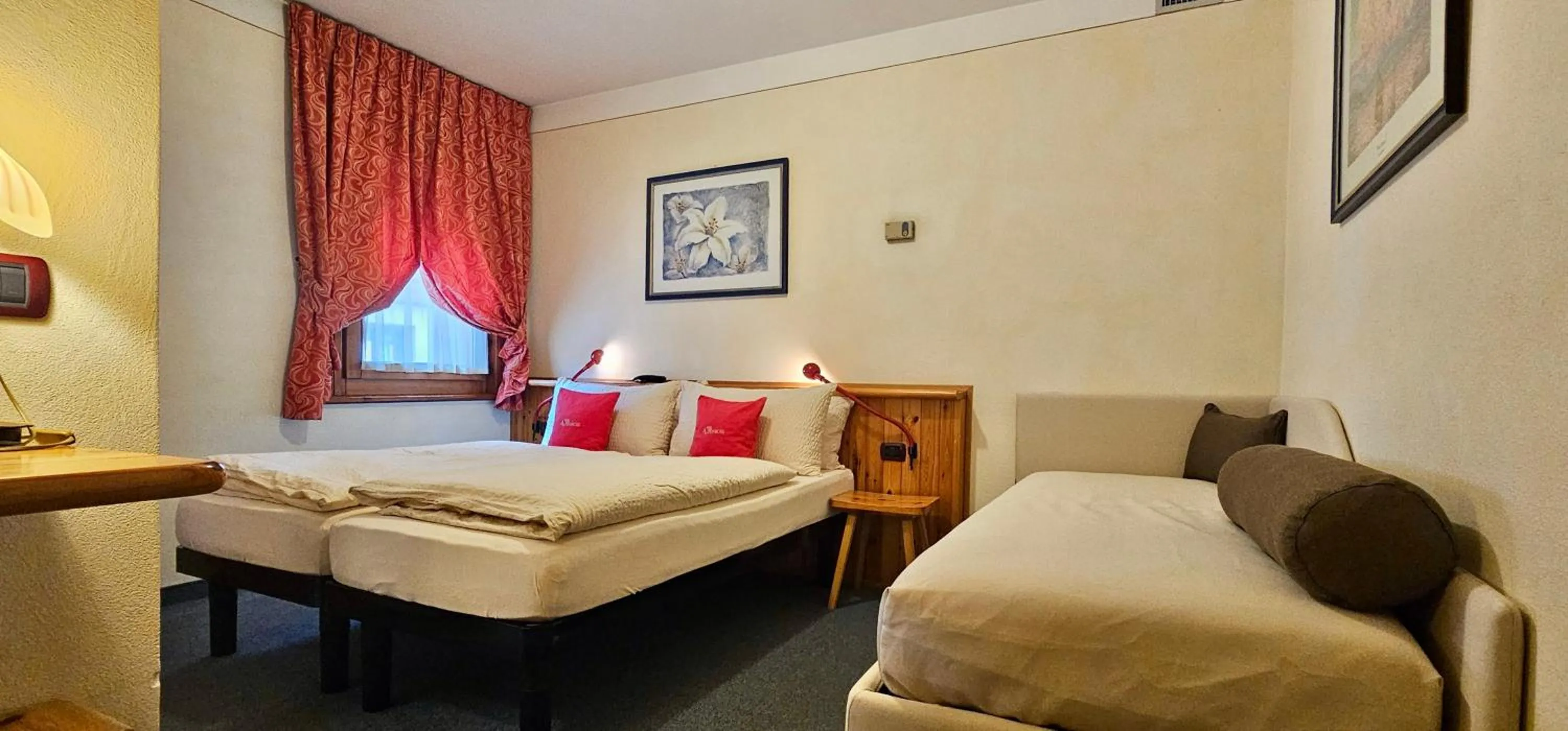 Bed in Albergo Alpenrose