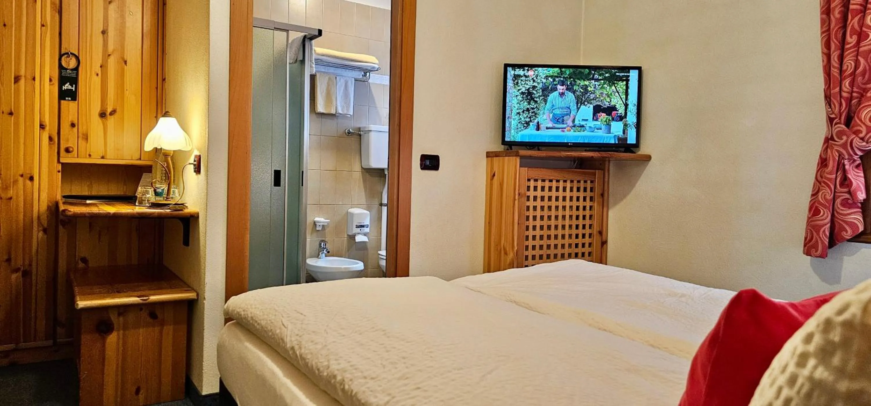 Bed in Albergo Alpenrose