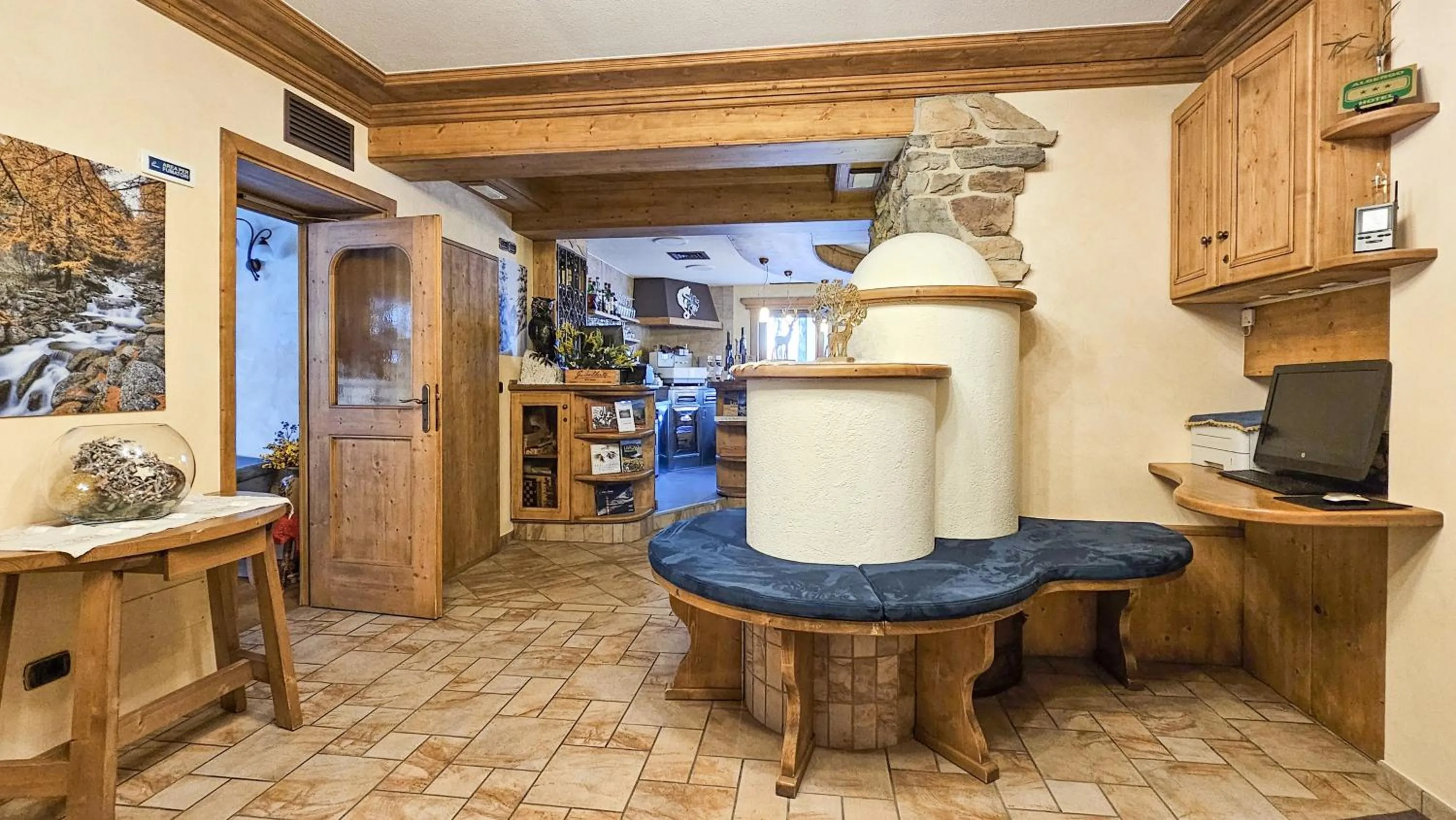 Lobby or reception in Albergo Alpenrose