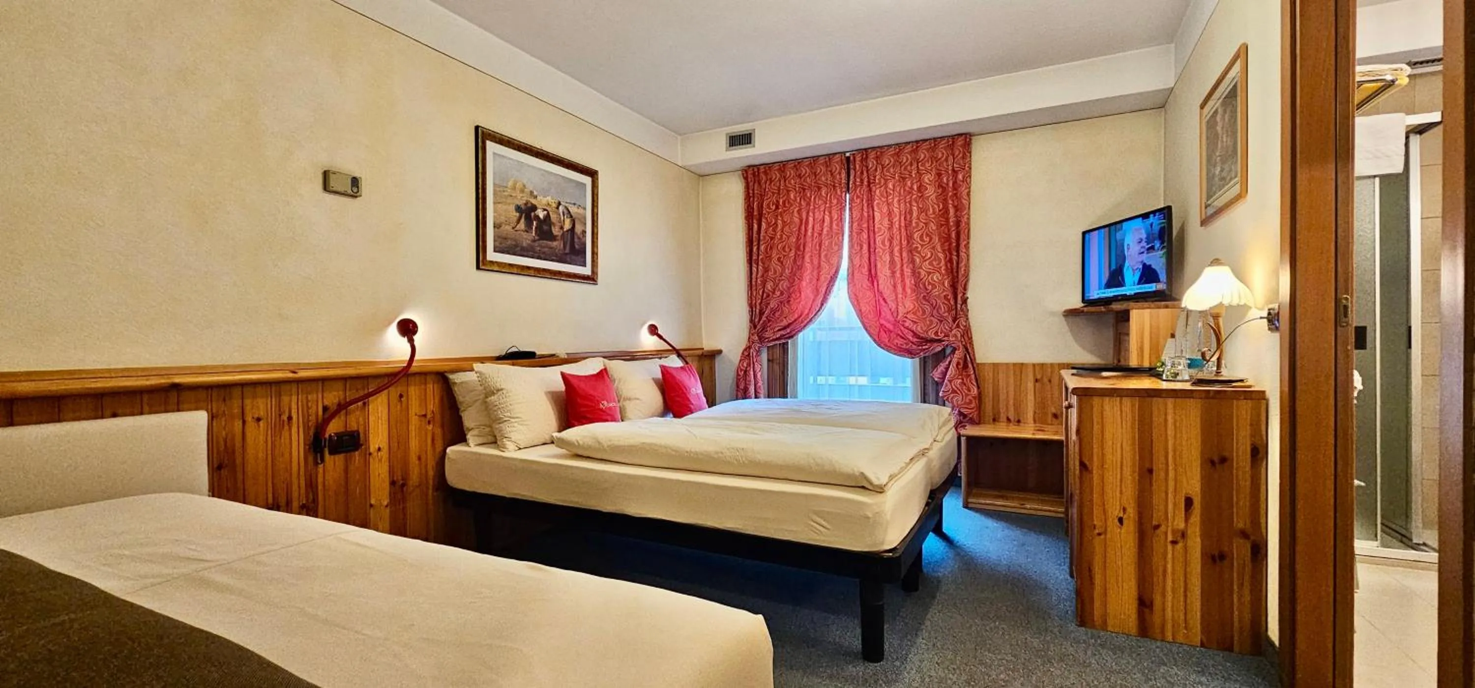 Bed in Albergo Alpenrose