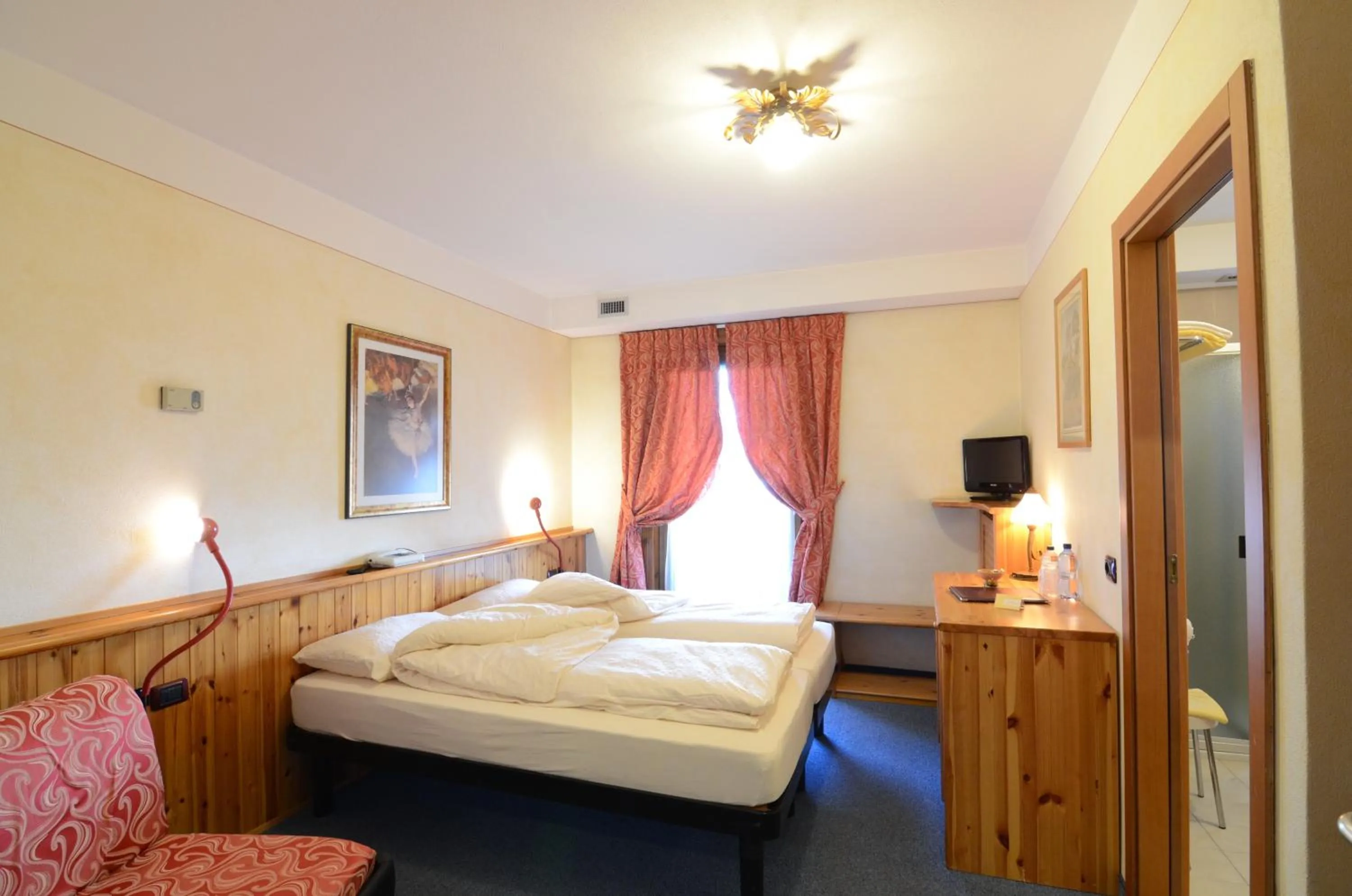 Bedroom, Bed in Albergo Alpenrose