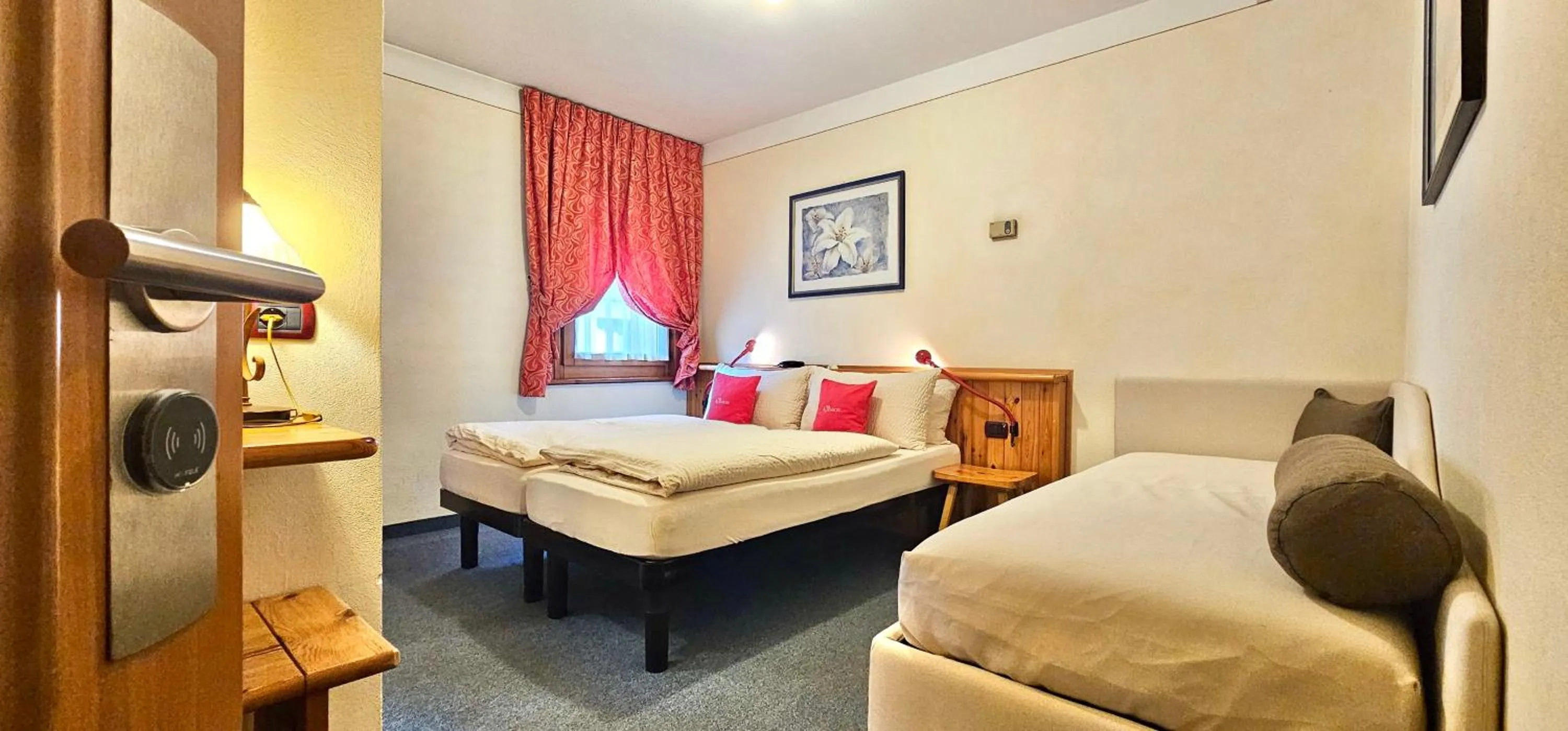 Bed in Albergo Alpenrose