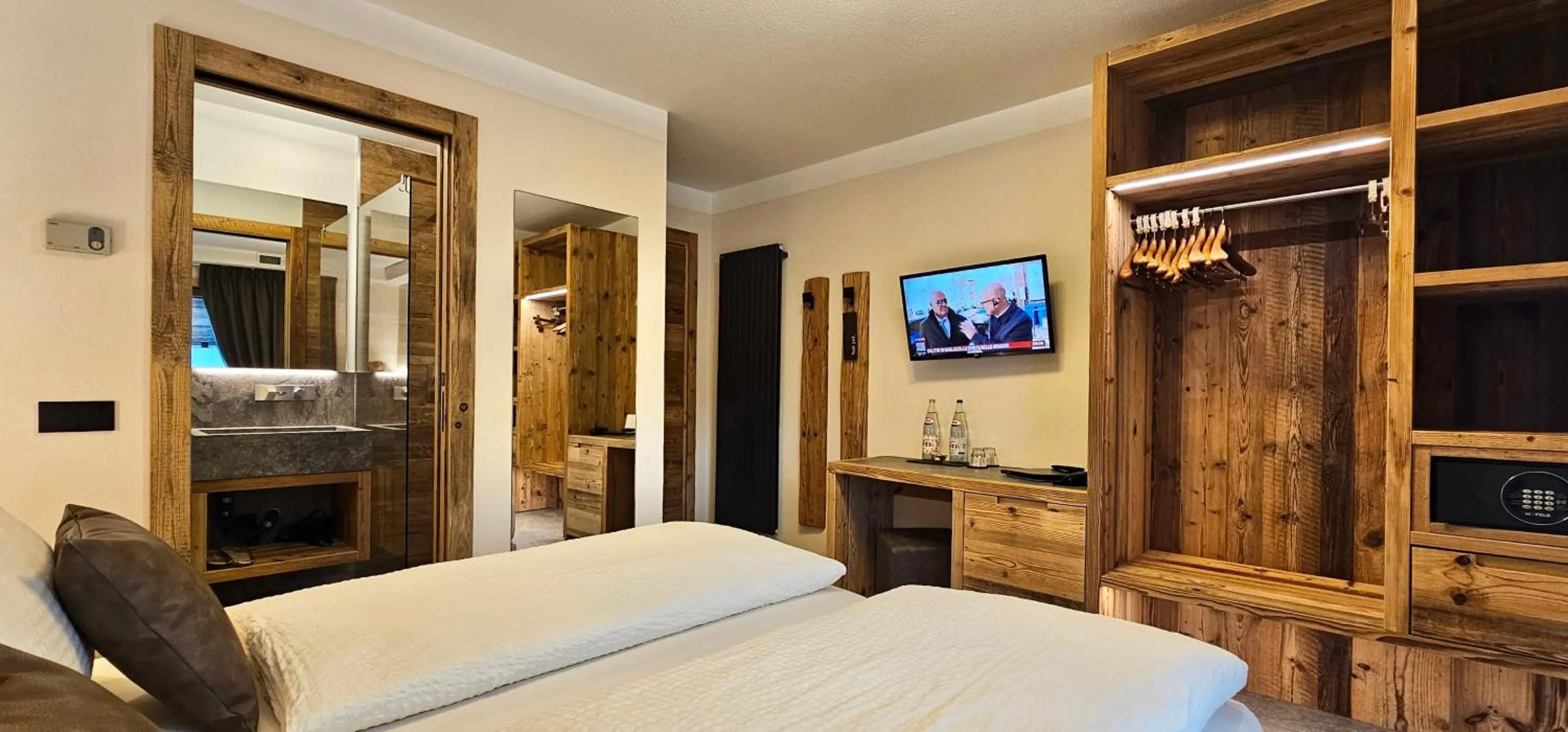 Bedroom, Bed in Albergo Alpenrose