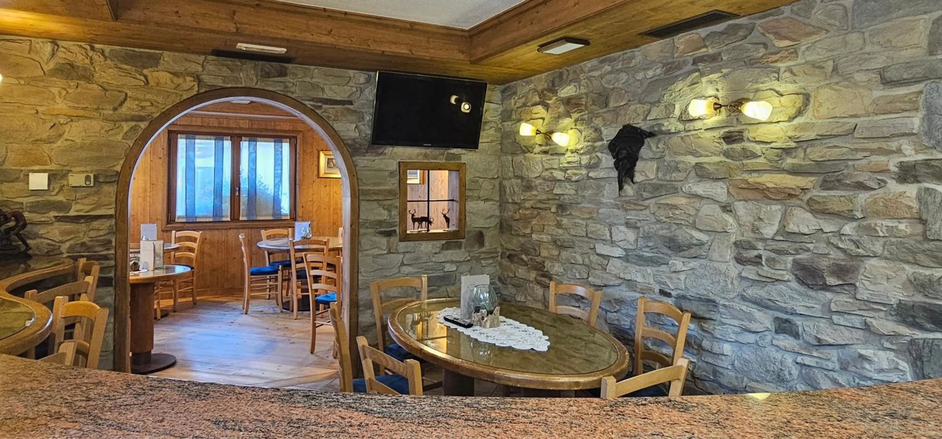 Restaurant/places to eat in Albergo Alpenrose