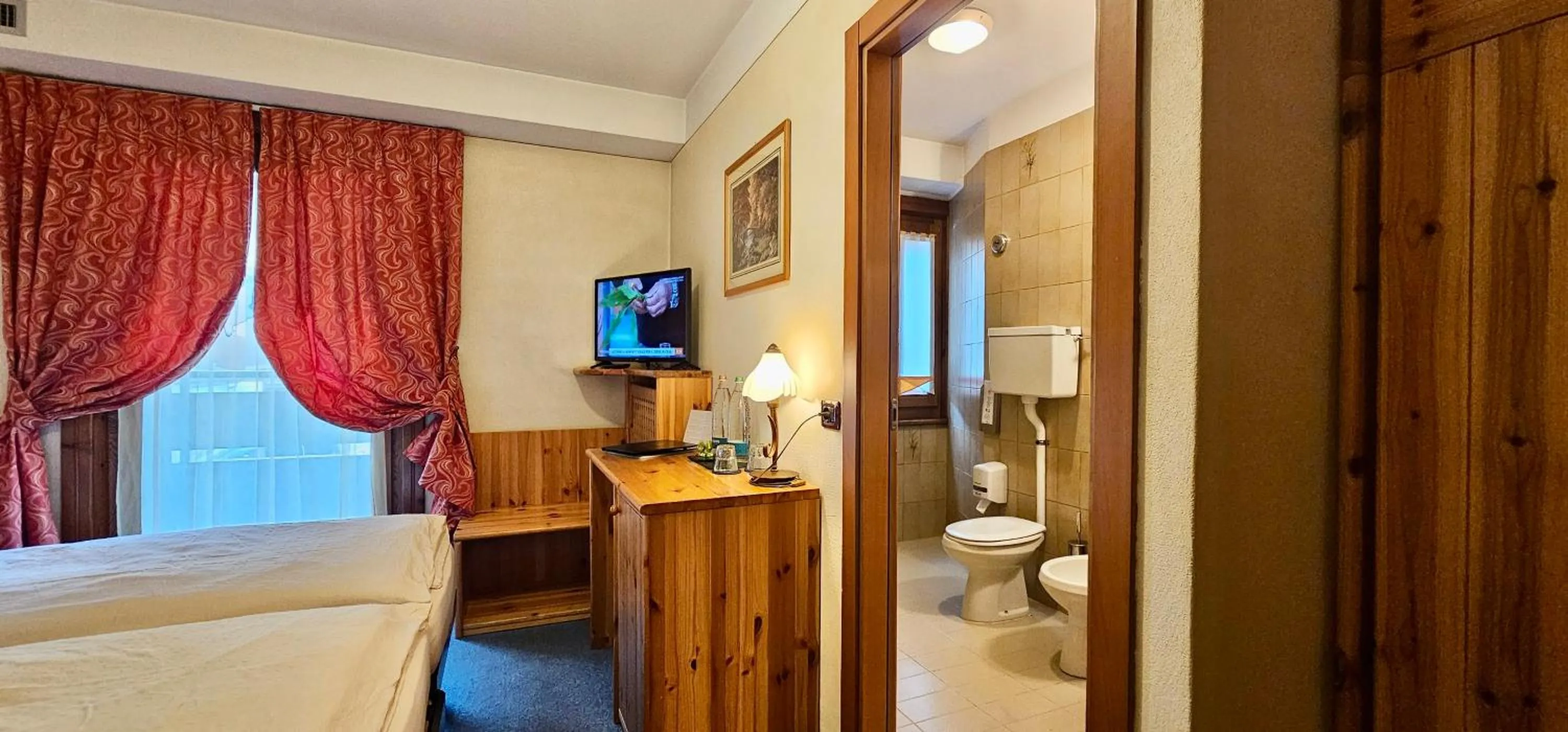 Bed in Albergo Alpenrose