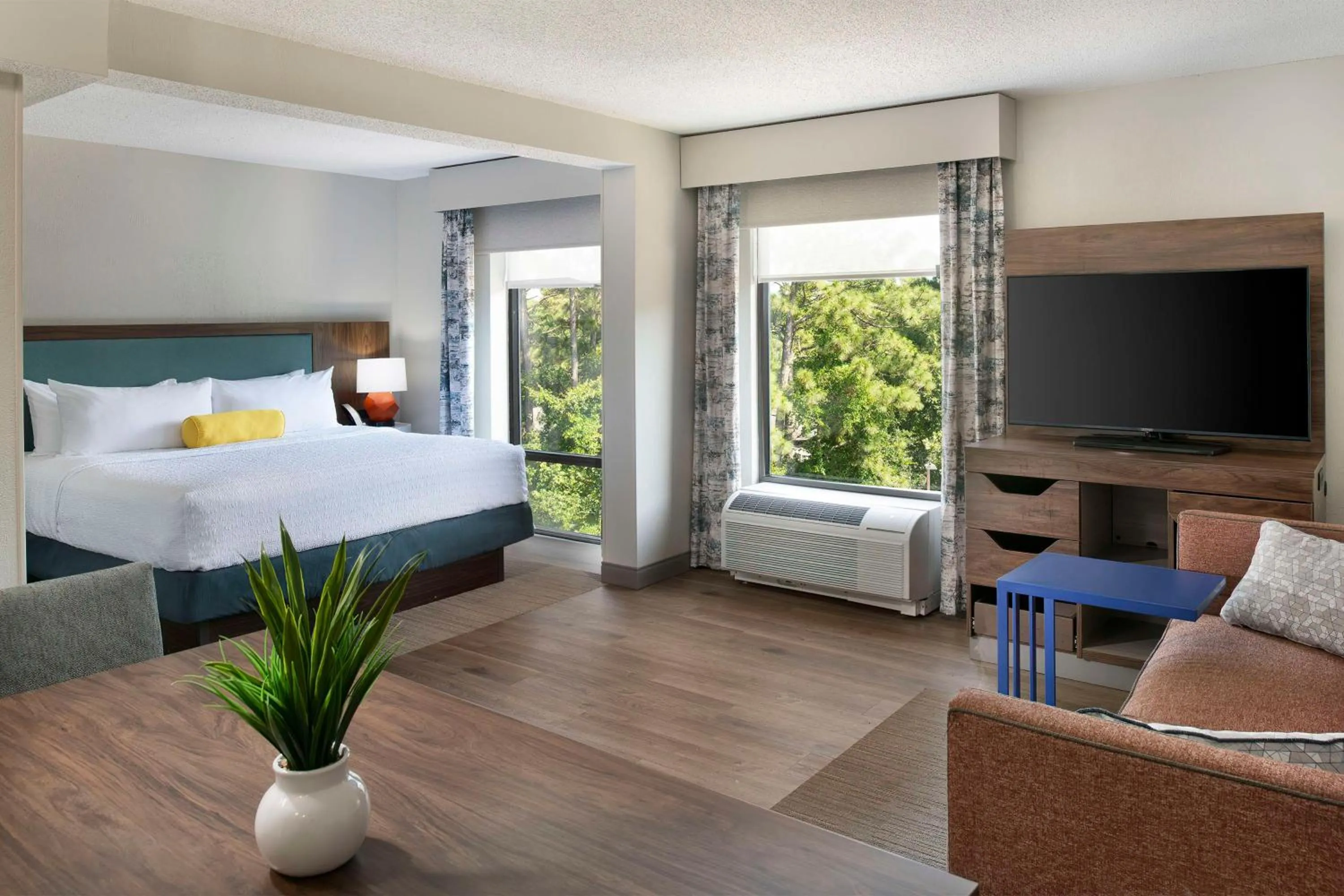 Living room, Bed in Hampton Inn Northwood