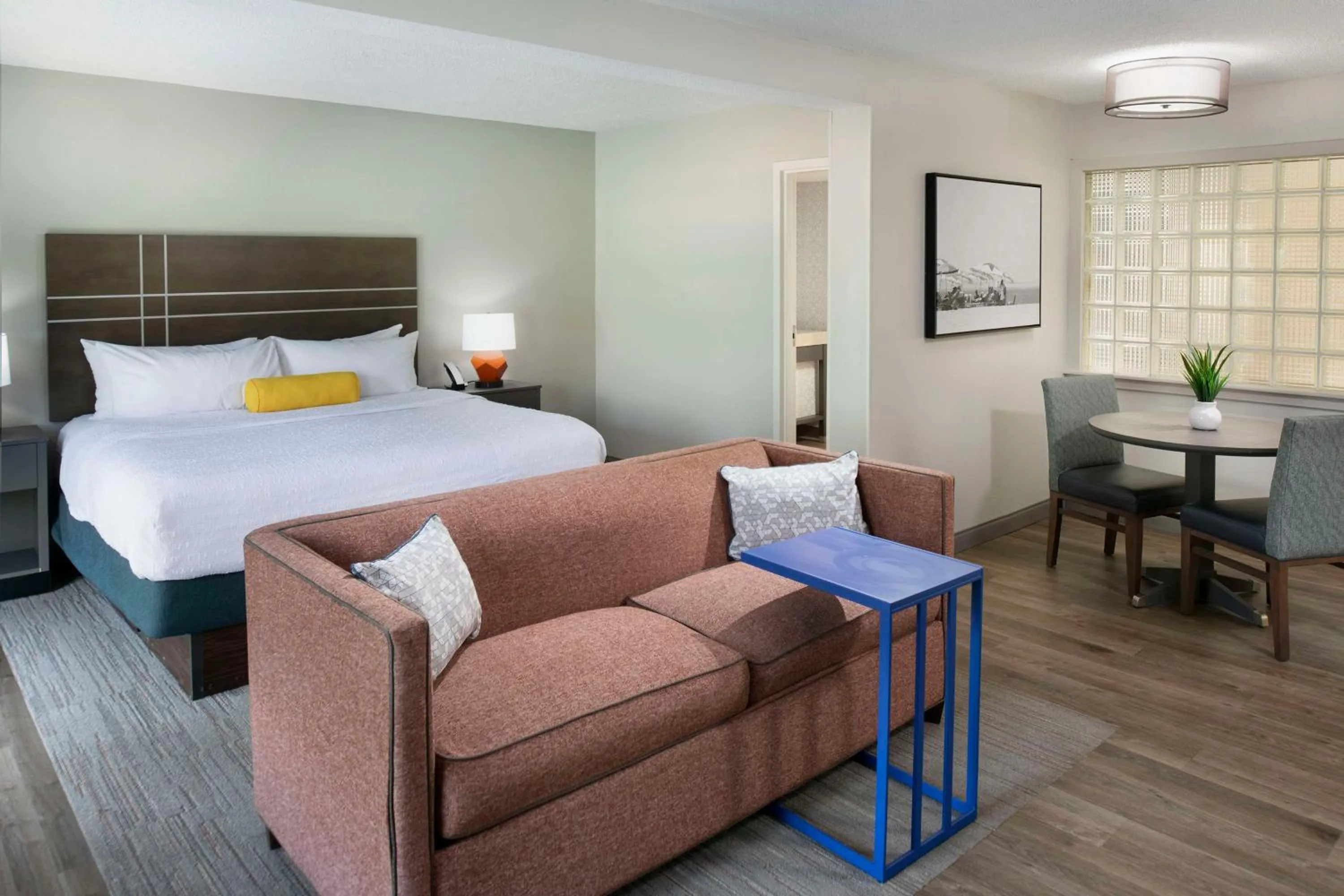 Living room, Bed in Hampton Inn Northwood