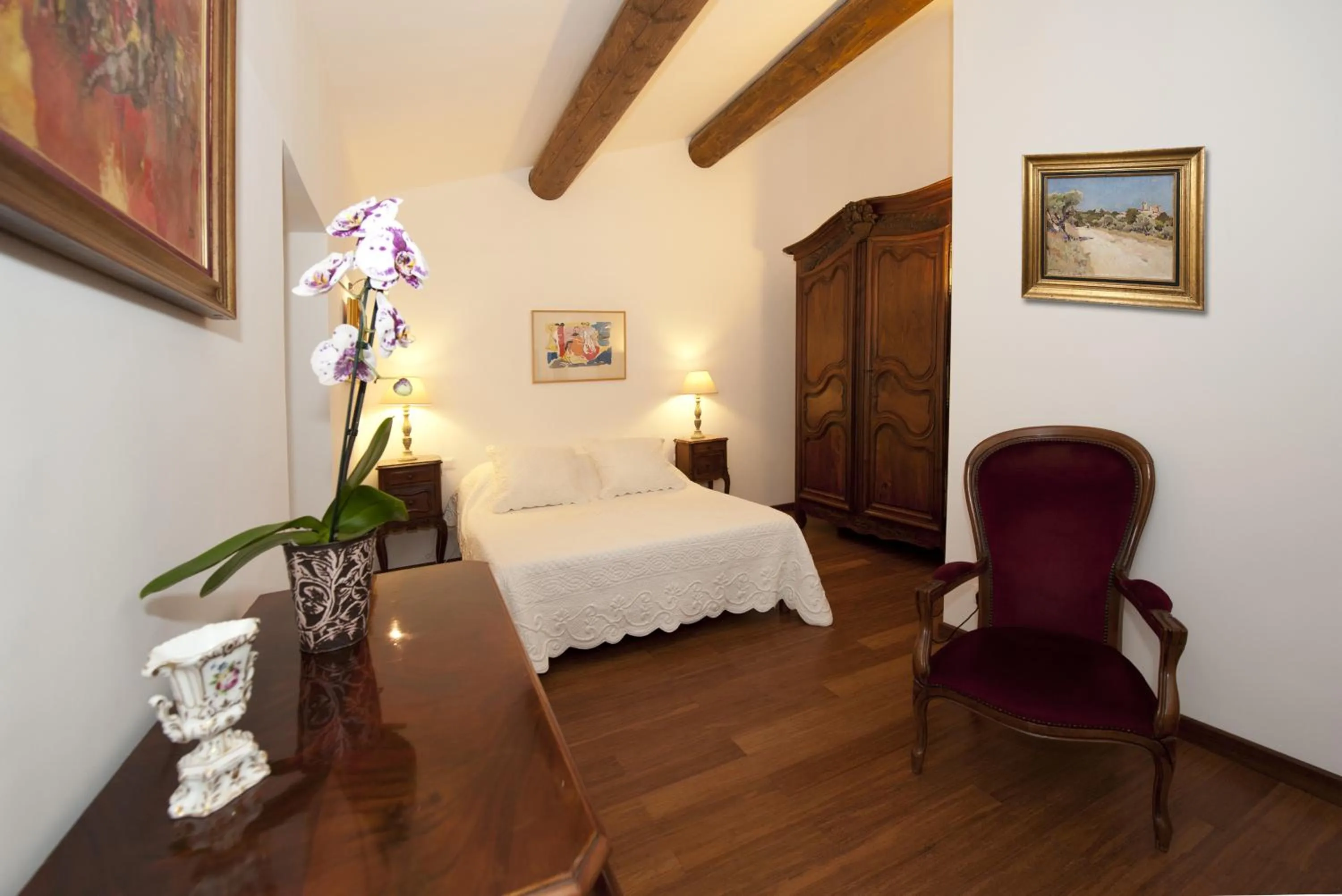 Photo of the whole room, Bed in La Maison du Peintre en Provence