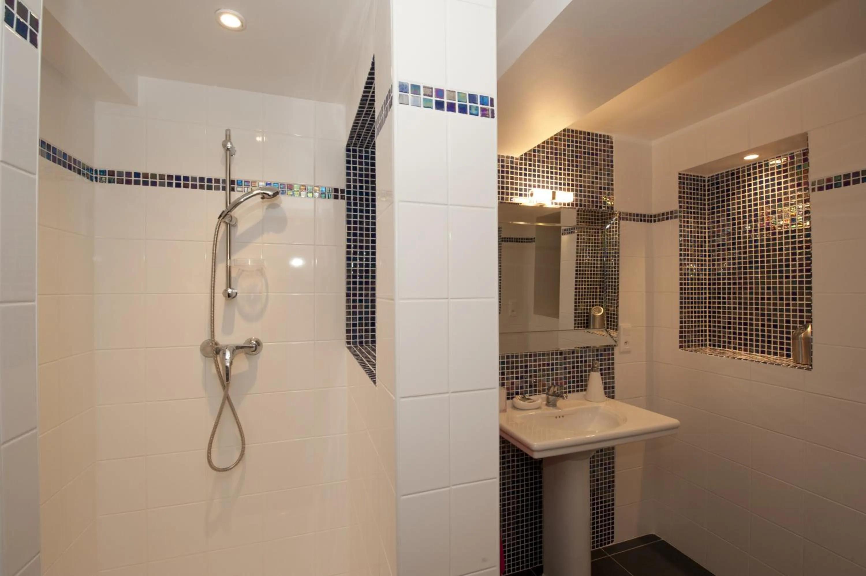 Bathroom in La Maison du Peintre en Provence