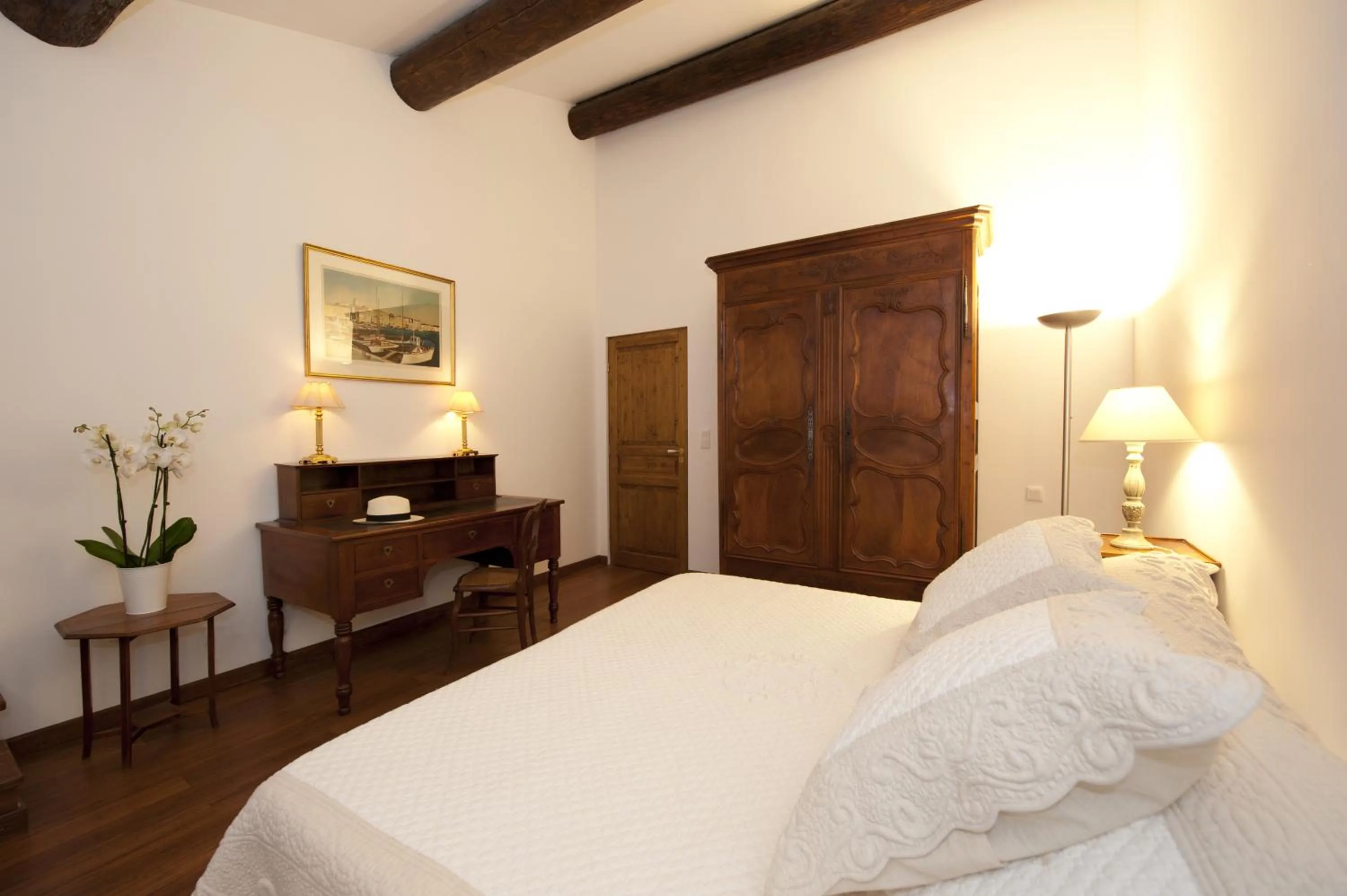 Photo of the whole room, Bed in La Maison du Peintre en Provence