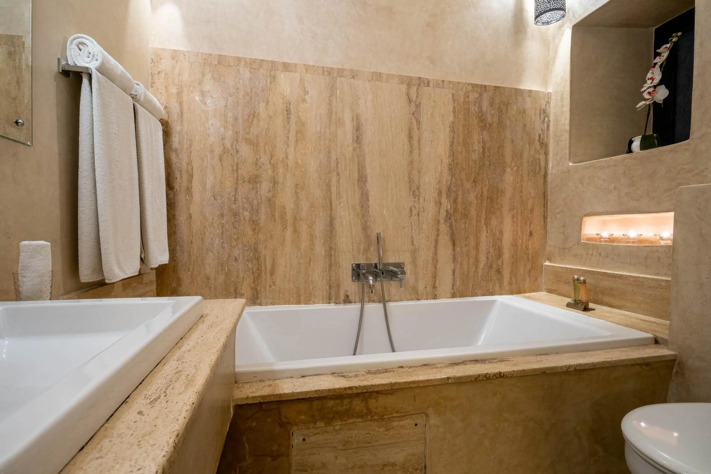 Hot Tub in Riad Vanilla Sma & Spa