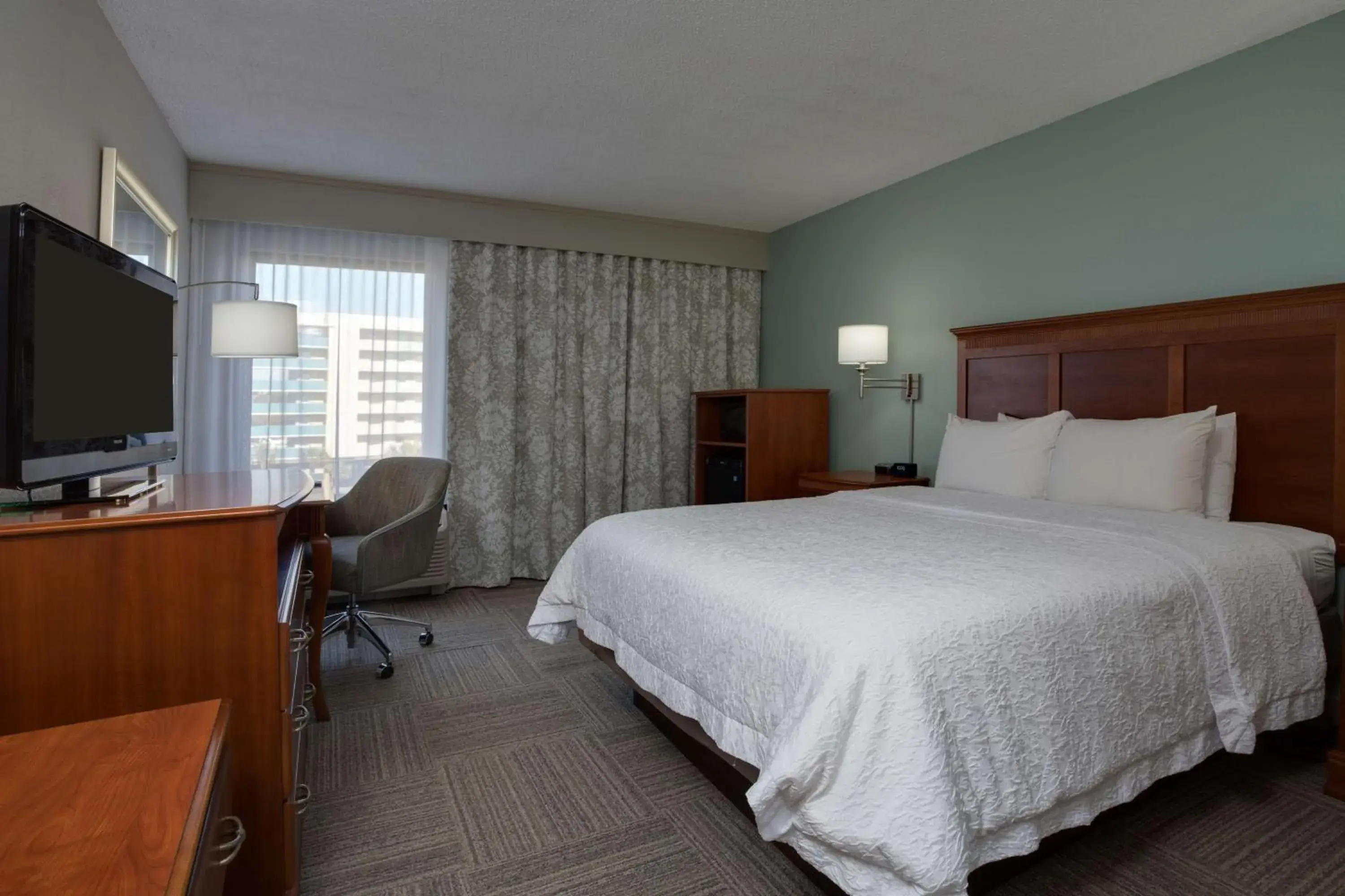 Queen Room - Non-Smoking in Hampton Inn Harbourgate Queen Room - Non-Smoking in Hampton Inn Harbourgate