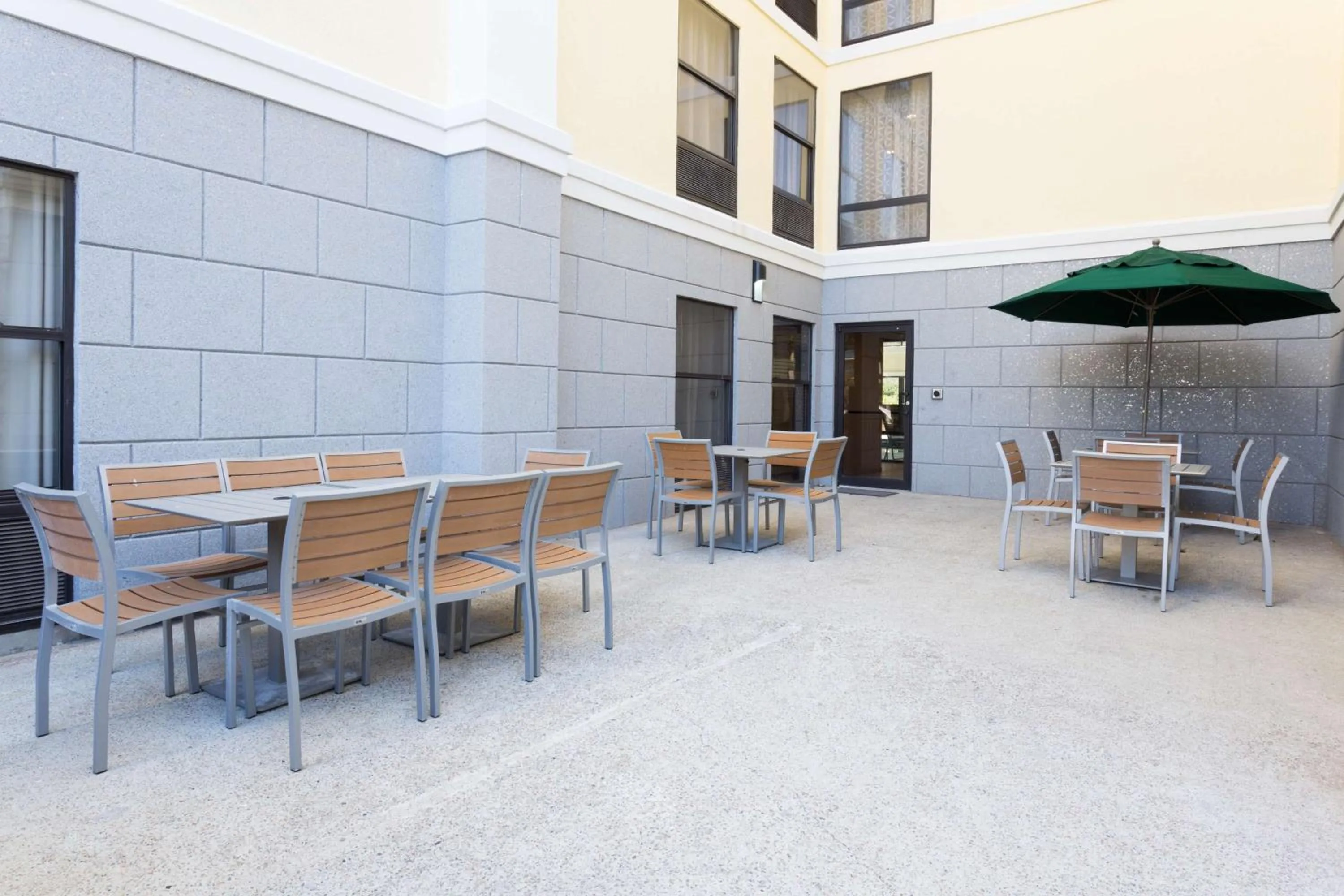 Patio in Hampton Inn Harbourgate