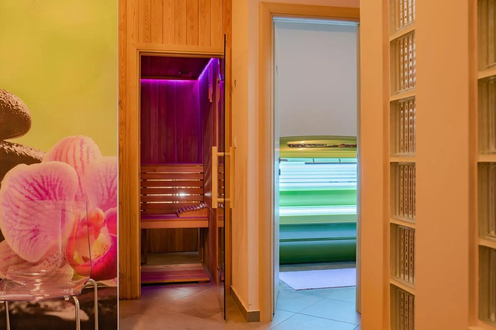 Bed in Rubicon Garni Hotel