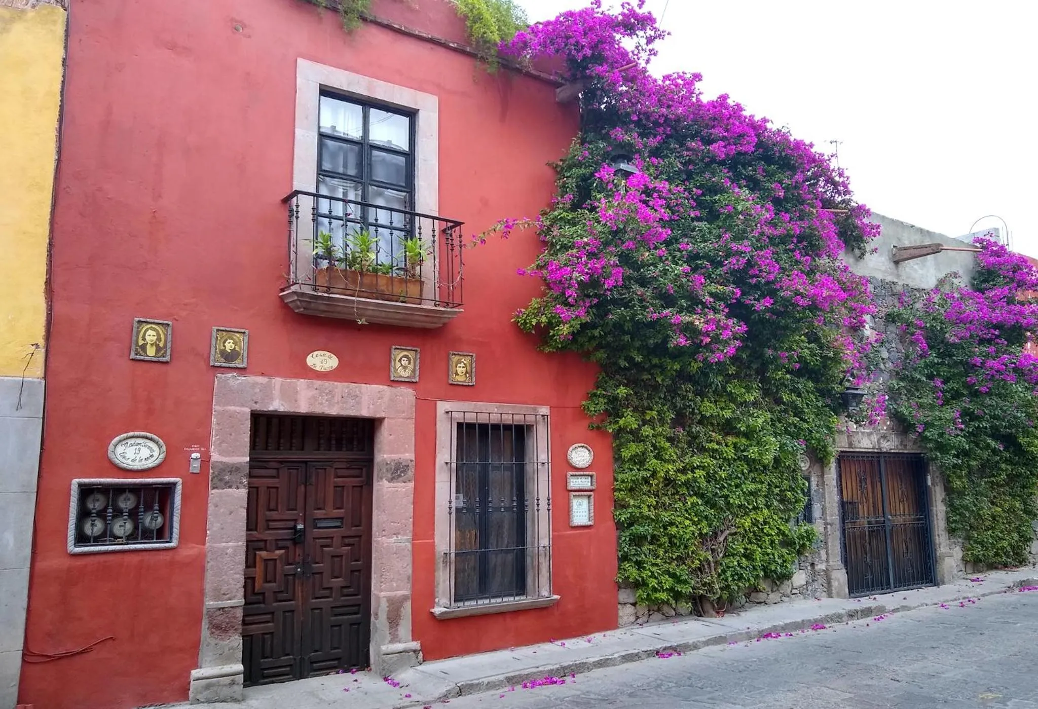 Property building in Casa de la Noche
