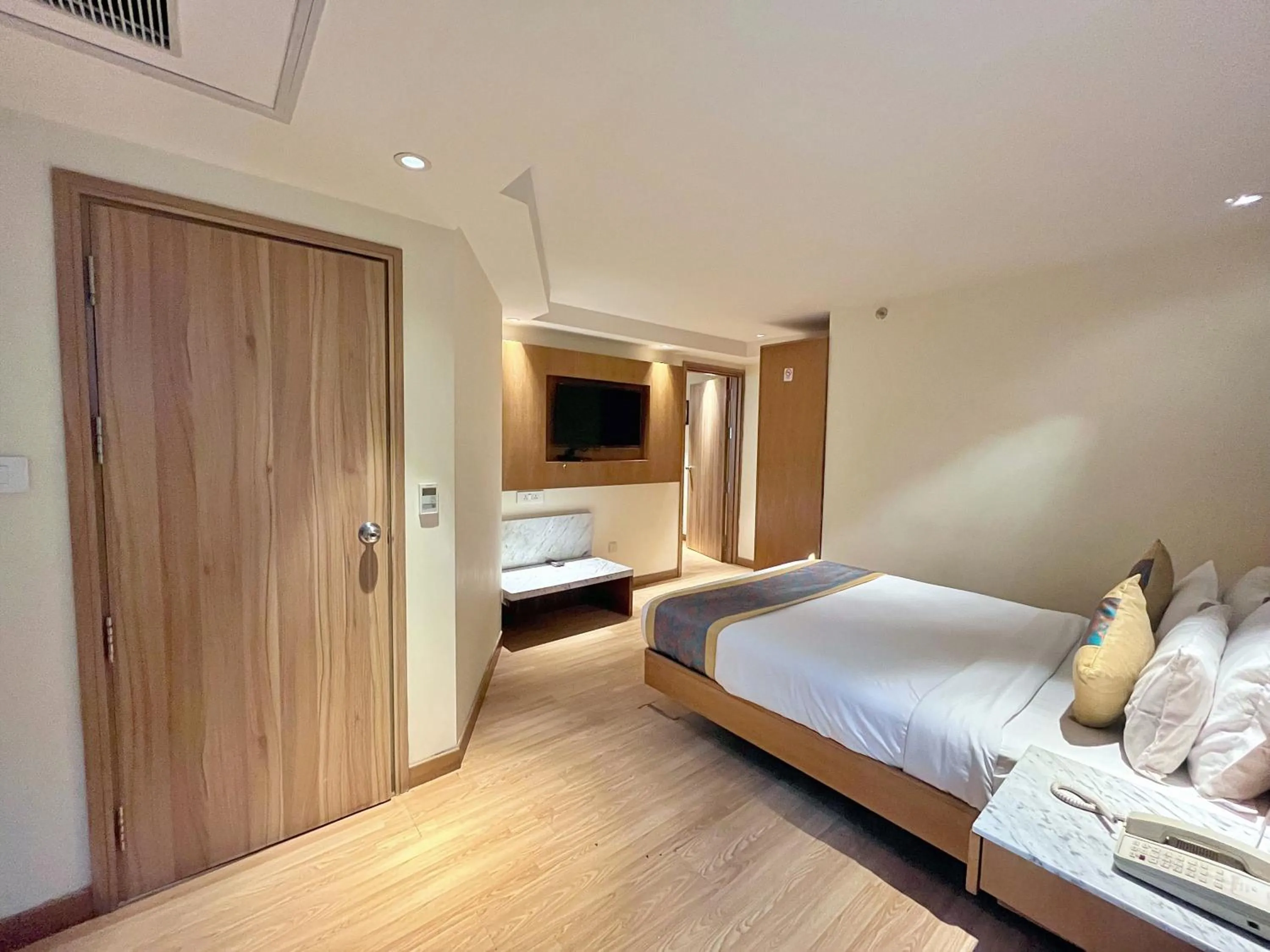 Bed in The Orion Plaza - Nehru Place