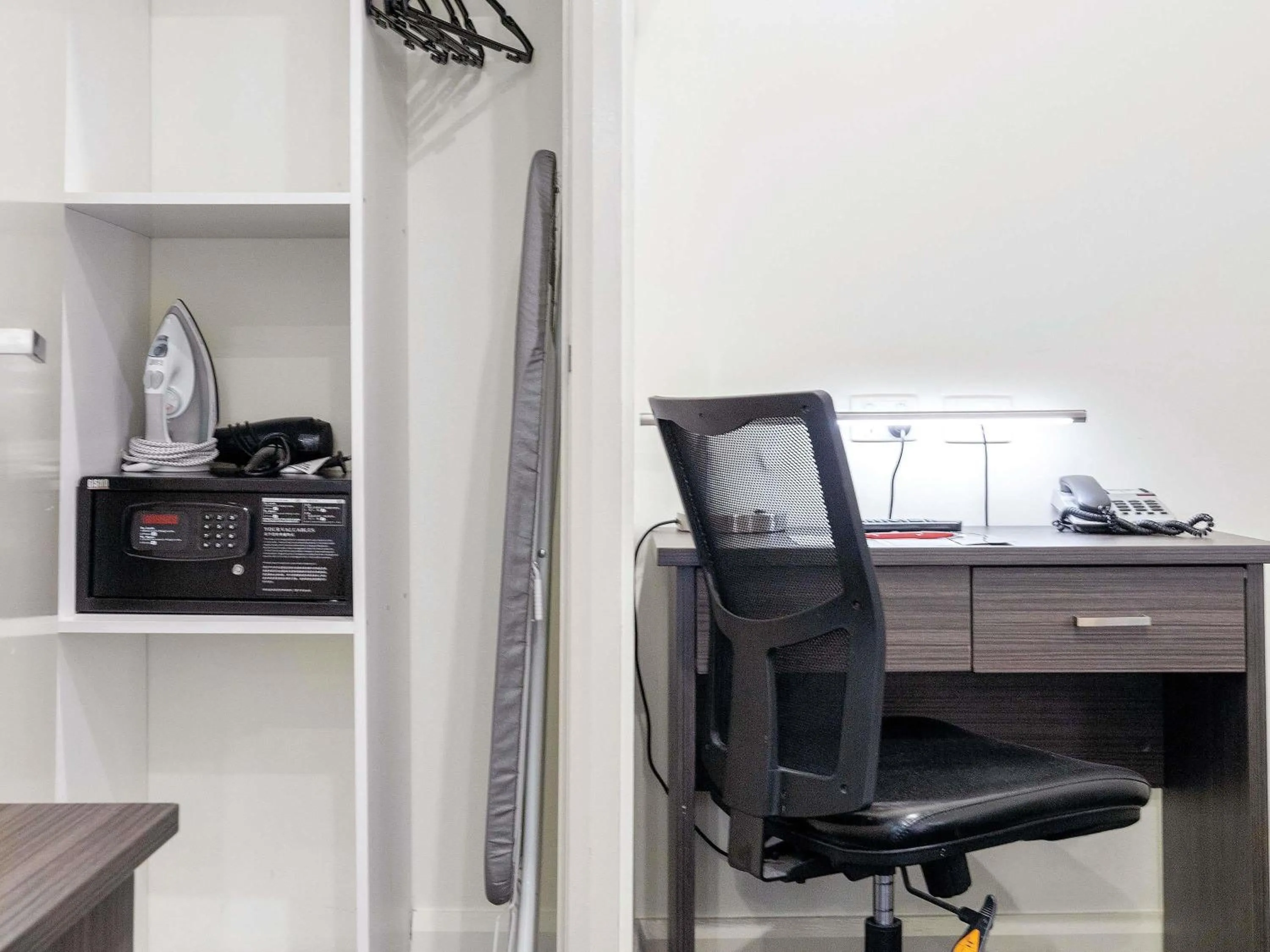 Bedroom in ibis Styles Kingsgate Hotel