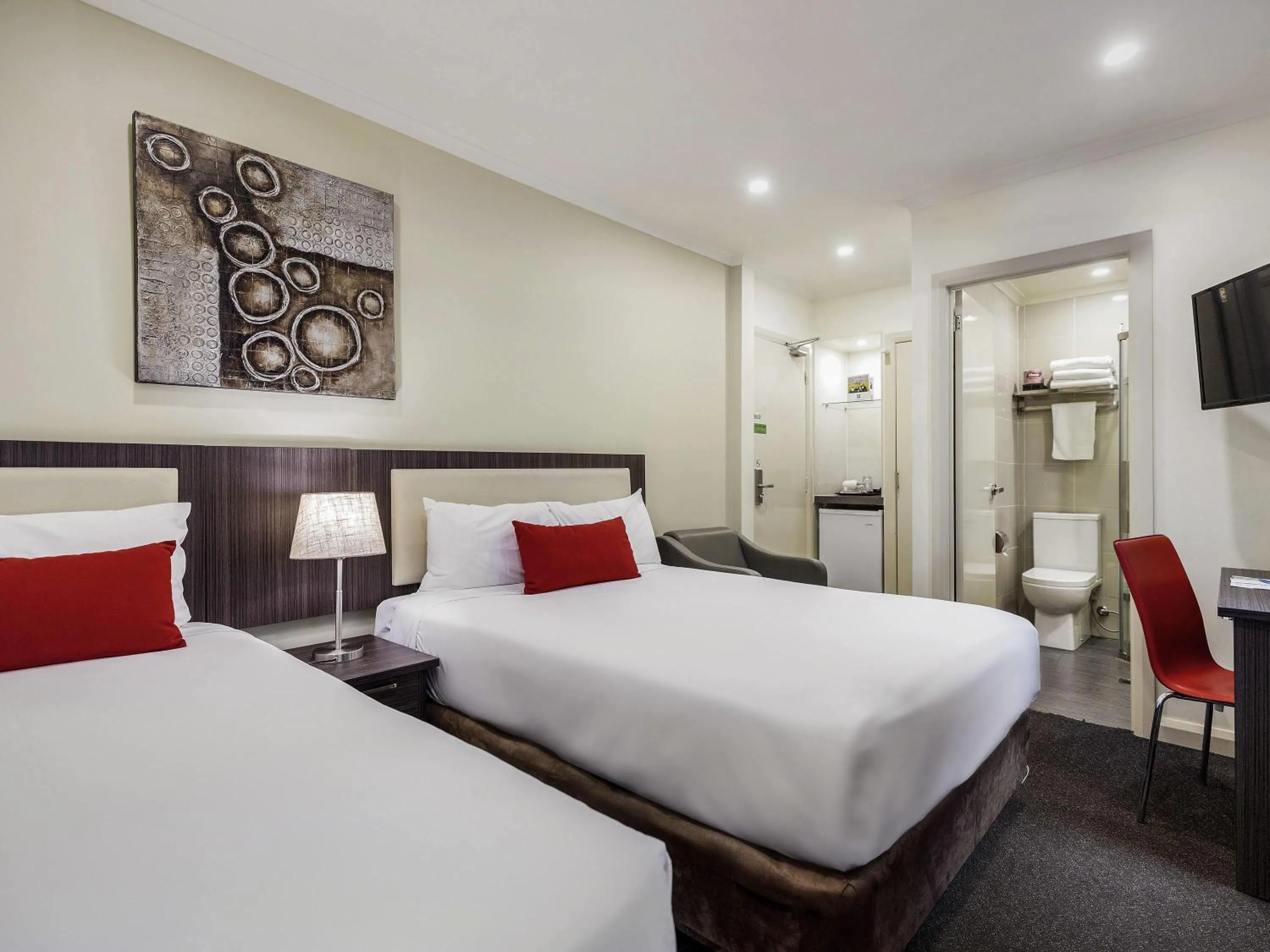 Bedroom, Bed in ibis Styles Kingsgate Hotel