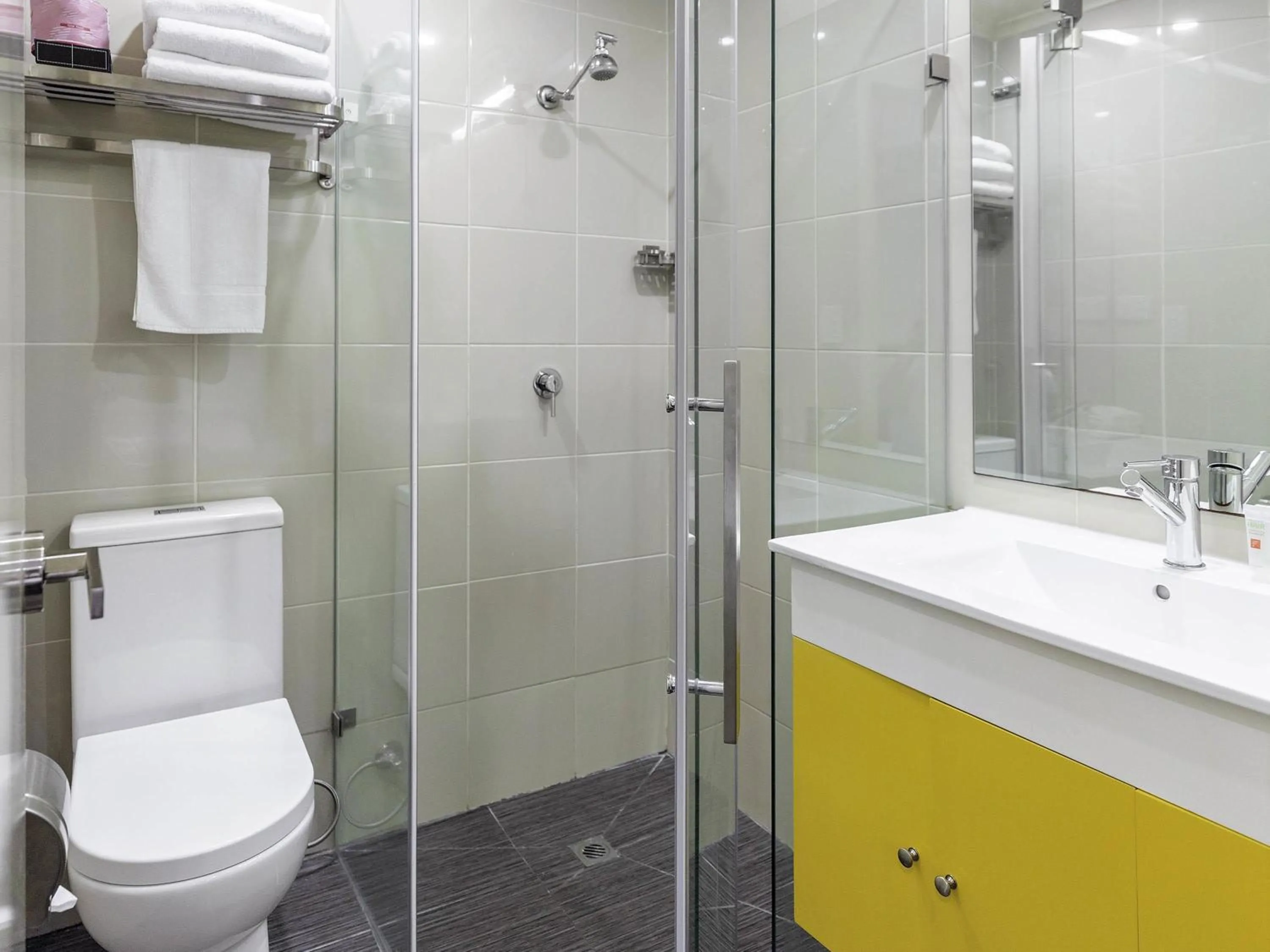 Bedroom in ibis Styles Kingsgate Hotel