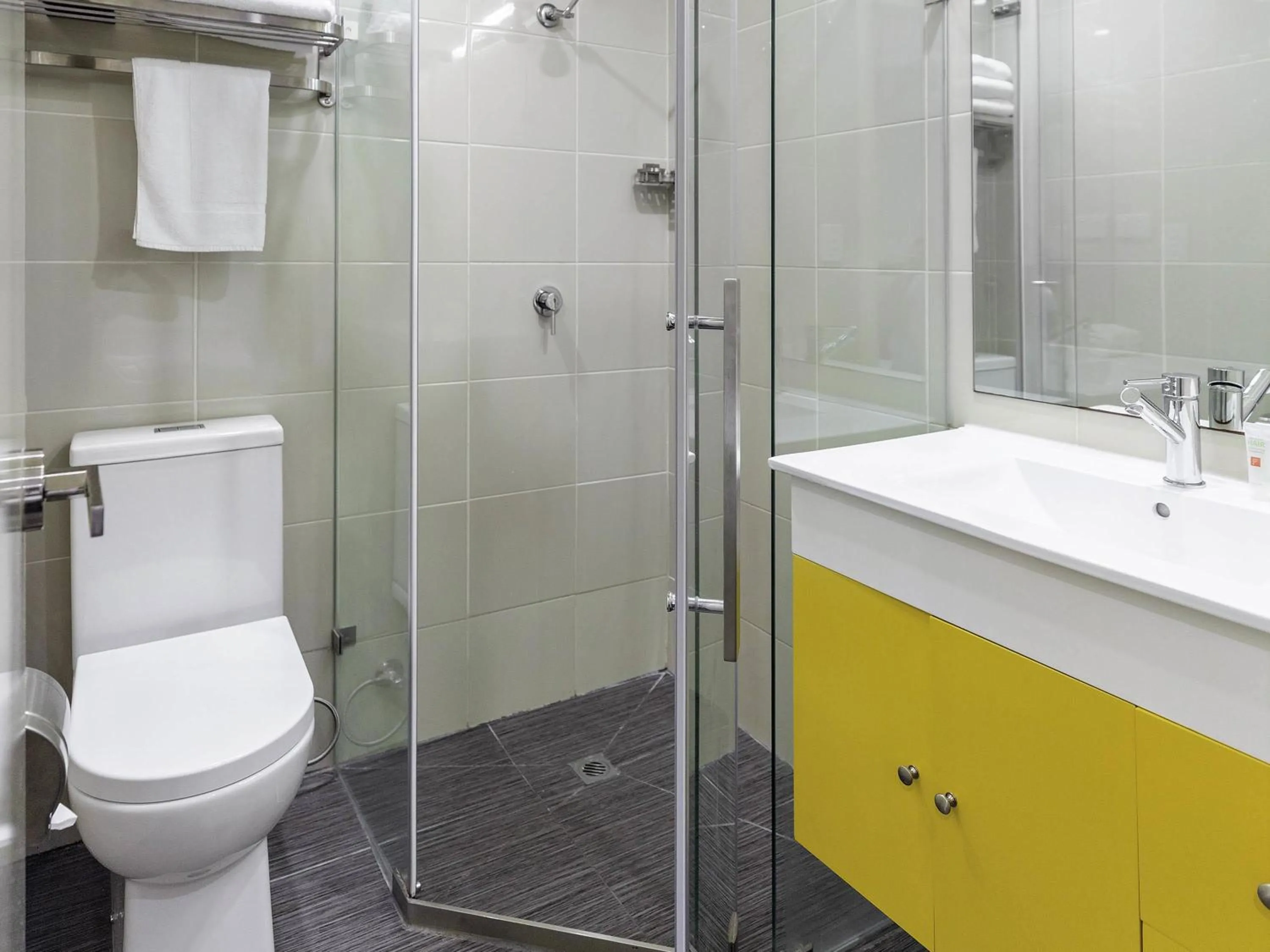 Bedroom in ibis Styles Kingsgate Hotel