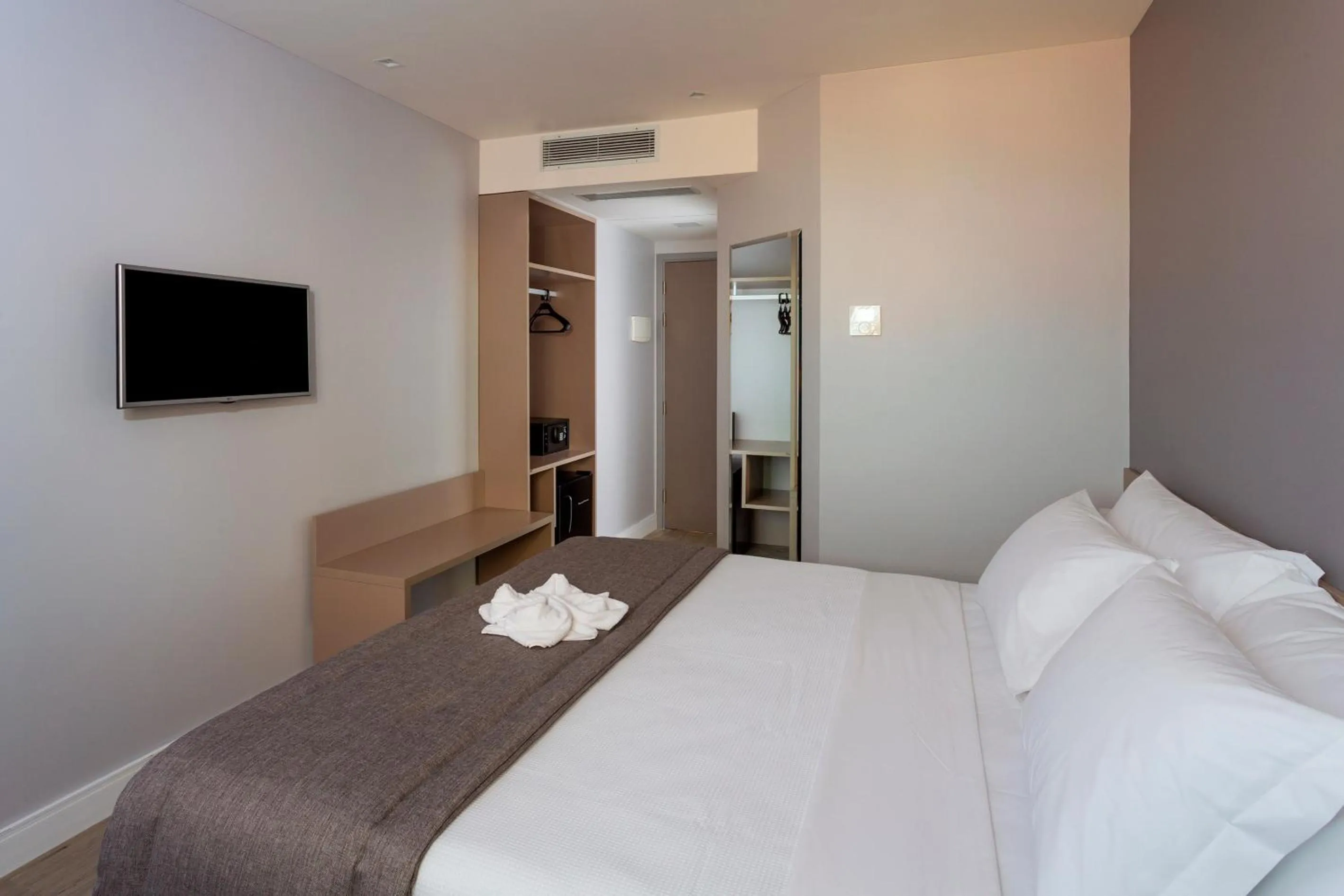 Photo of the whole room, Bed in Flix Hotel