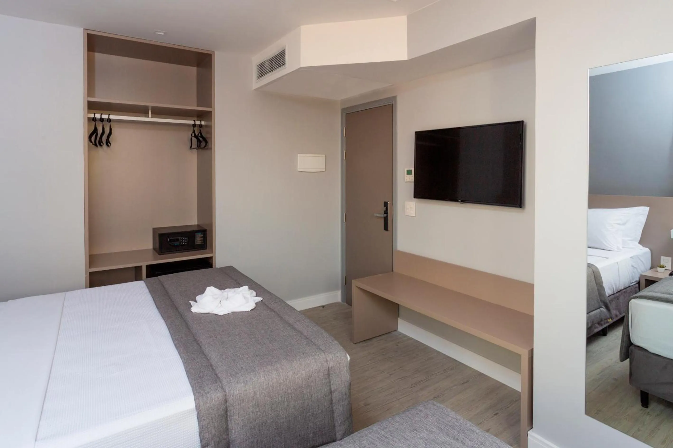 Photo of the whole room, Bed in Flix Hotel