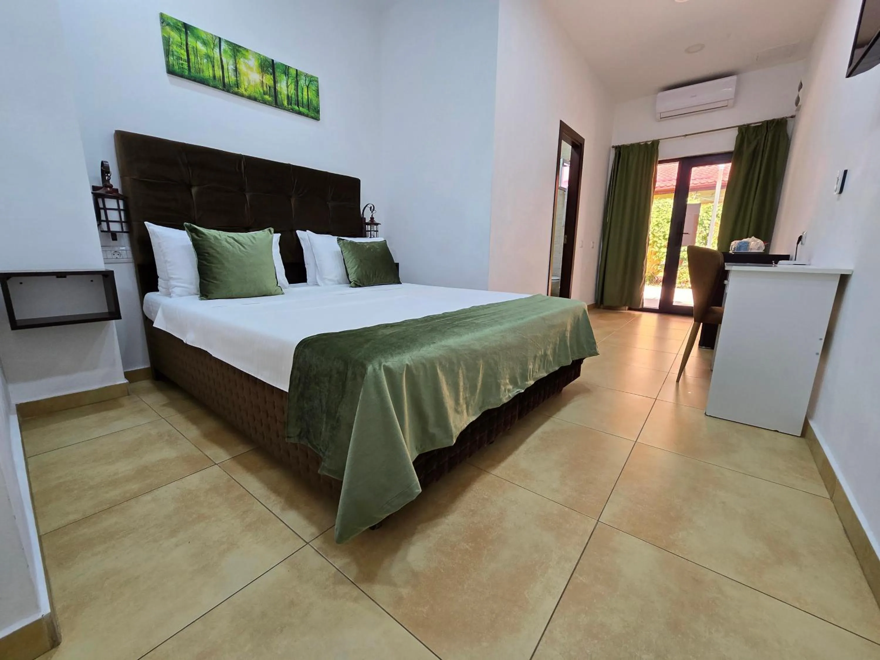 Photo of the whole room, Bed in Poet Palace Bucharest