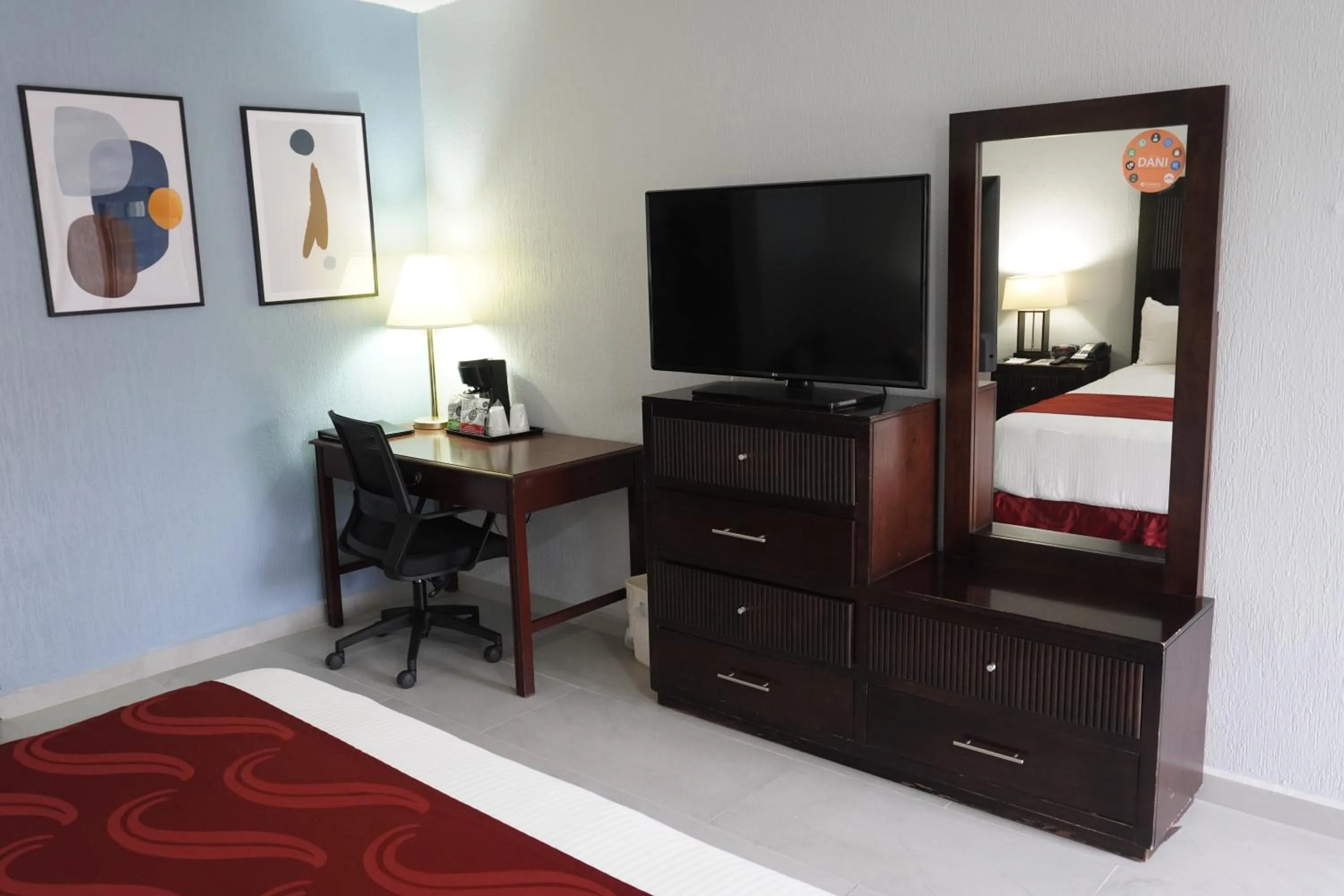 TV and multimedia, Bed in Quality Inn Piedras Negras
