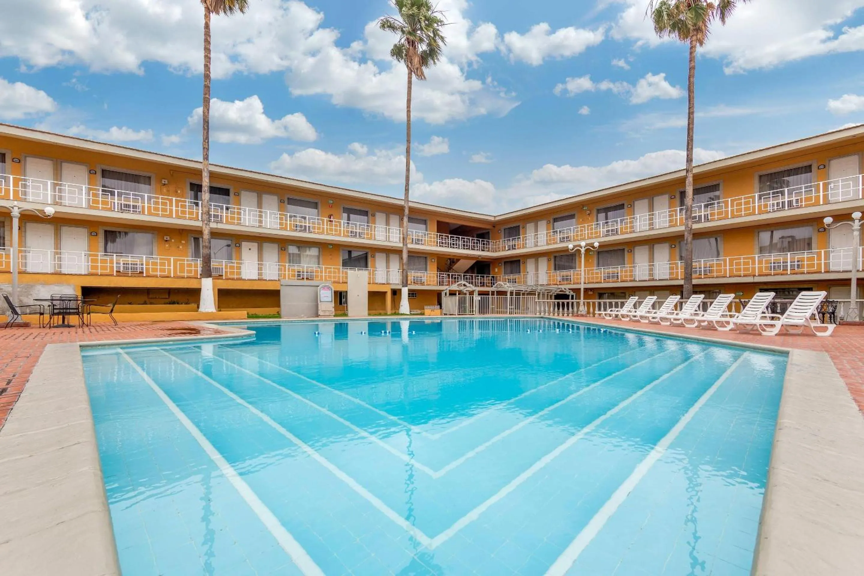 Swimming pool in Quality Inn Piedras Negras