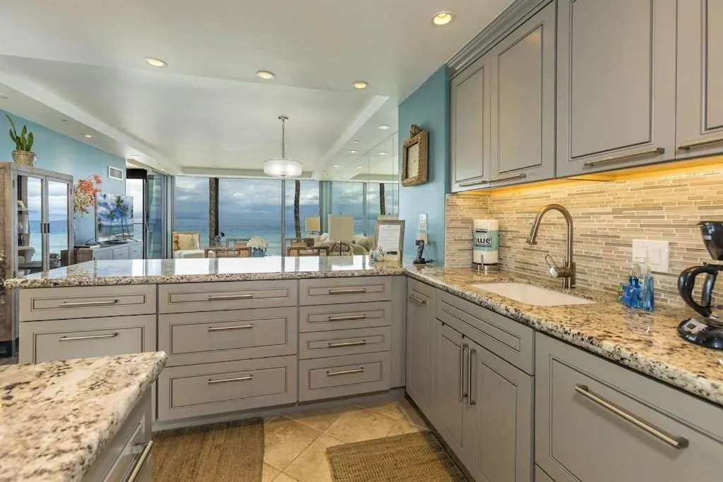 Kitchen or kitchenette in Mahana 316