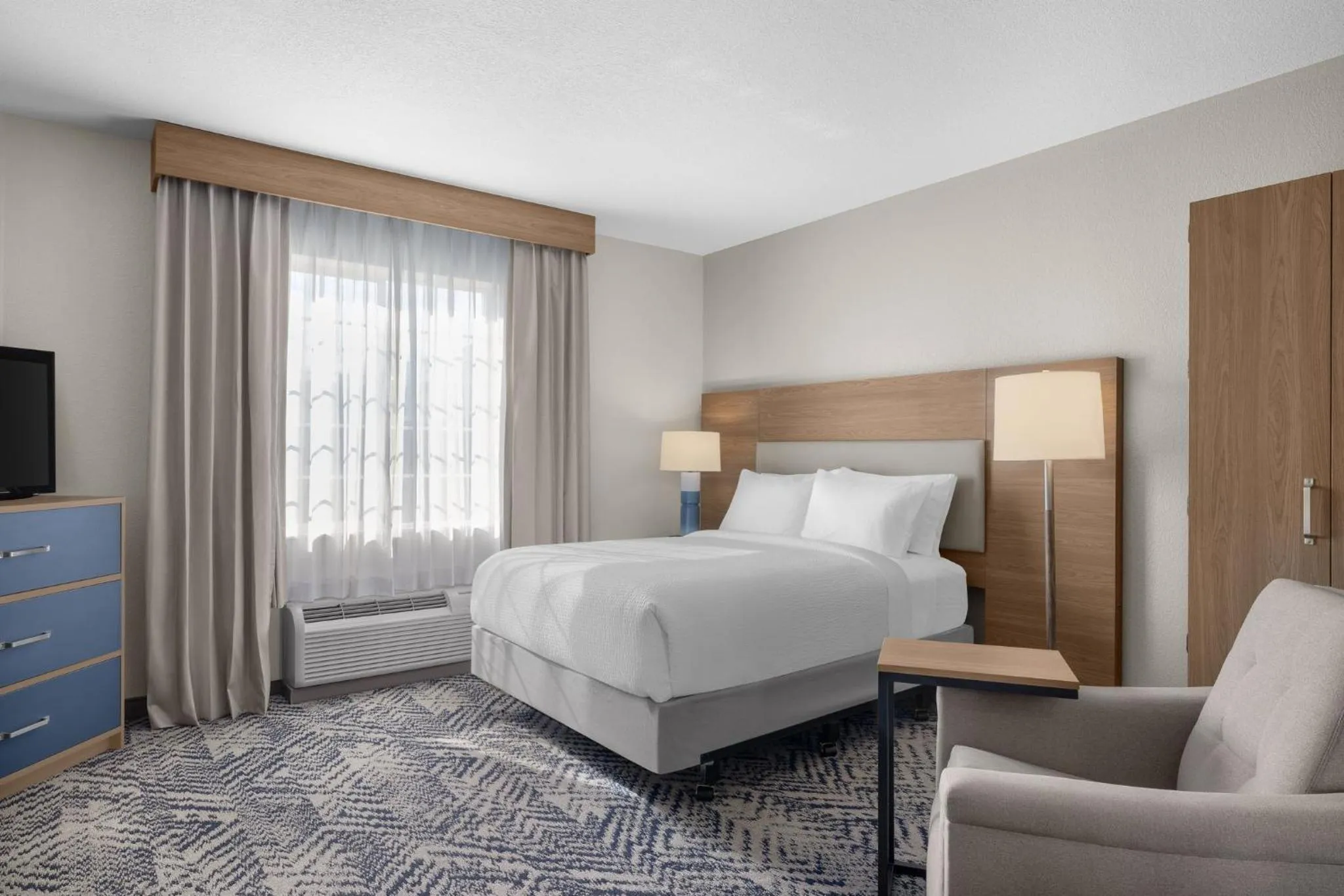 Photo of the whole room, Bed in Candlewood Suites Alexandria by IHG