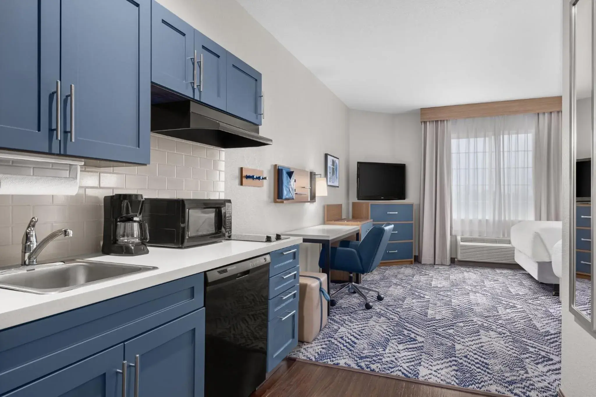 Queen Room with Accessible Roll In Shower - Non-Smoking in Candlewood Suites Alexandria by IHG Queen Room with Accessible Roll In Shower - Non-Smoking in Candlewood Suites Alexandria by IHG