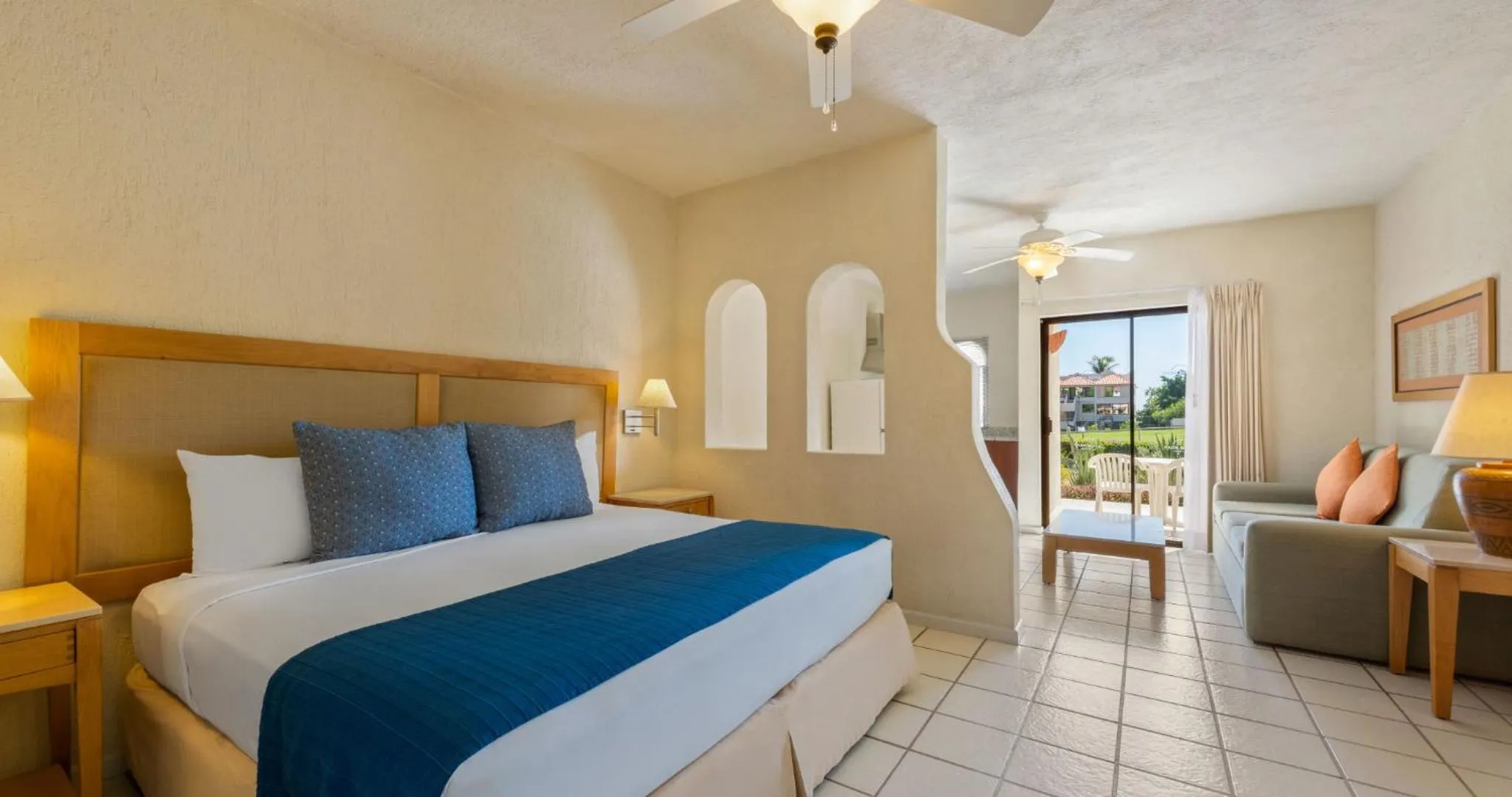 Bed in Park Royal Homestay Los Cabos