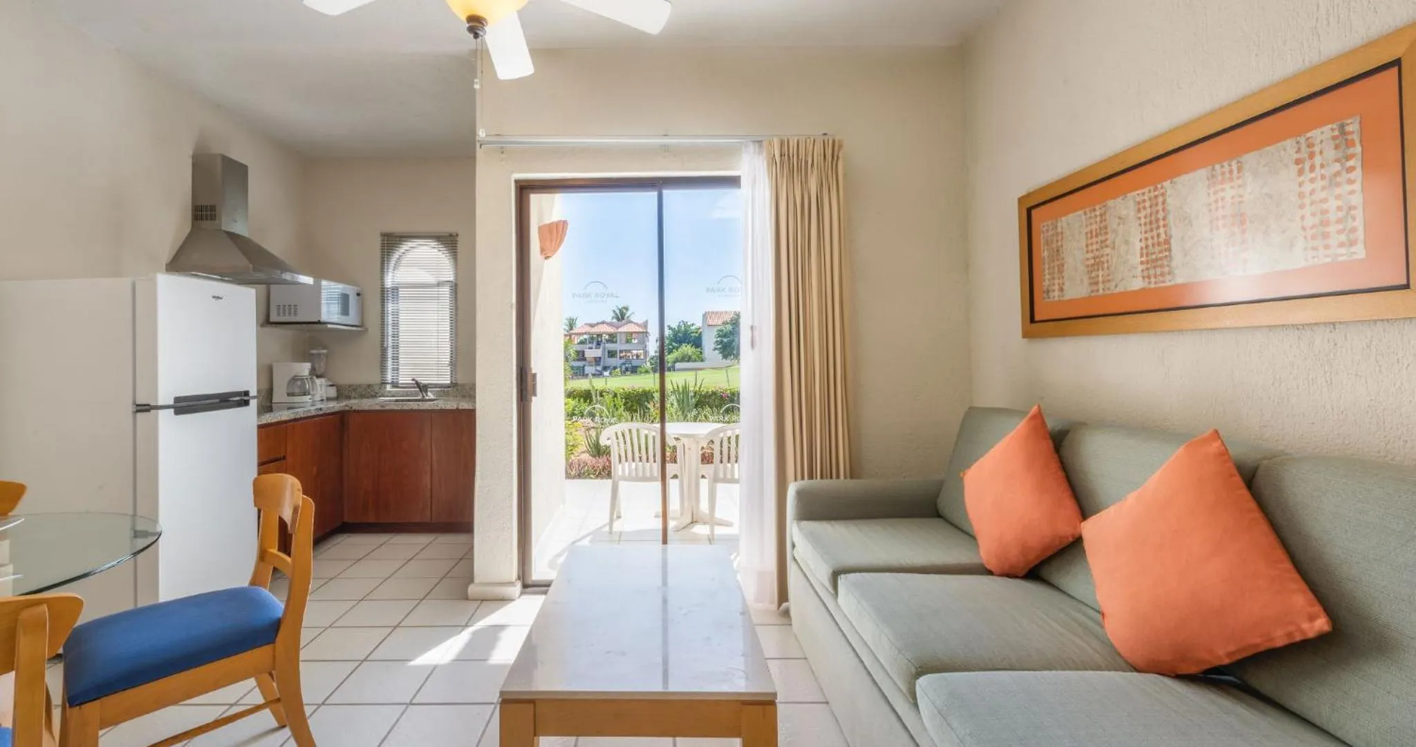 Kitchen or kitchenette in Park Royal Homestay Los Cabos