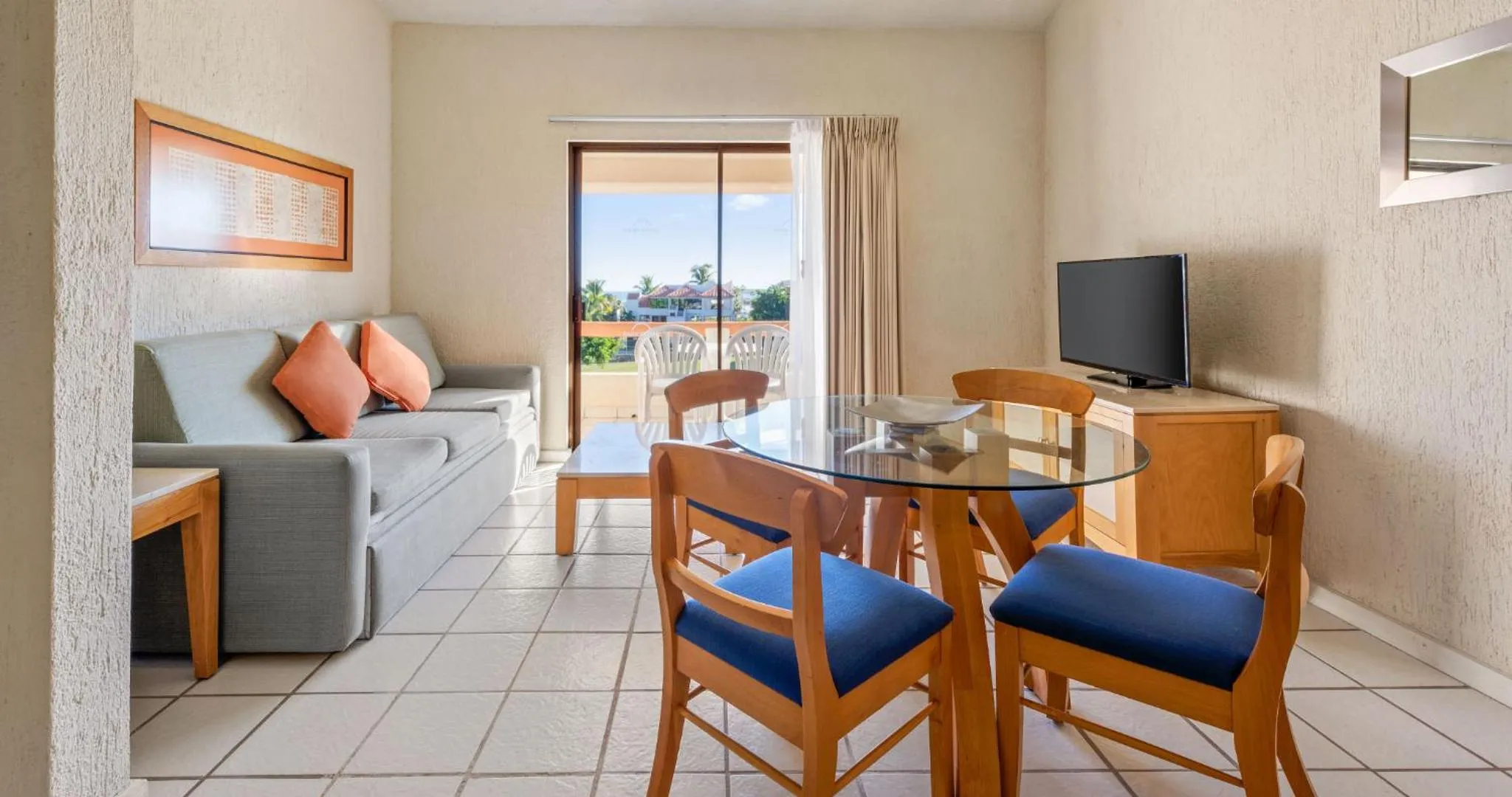 TV and multimedia in Park Royal Homestay Los Cabos