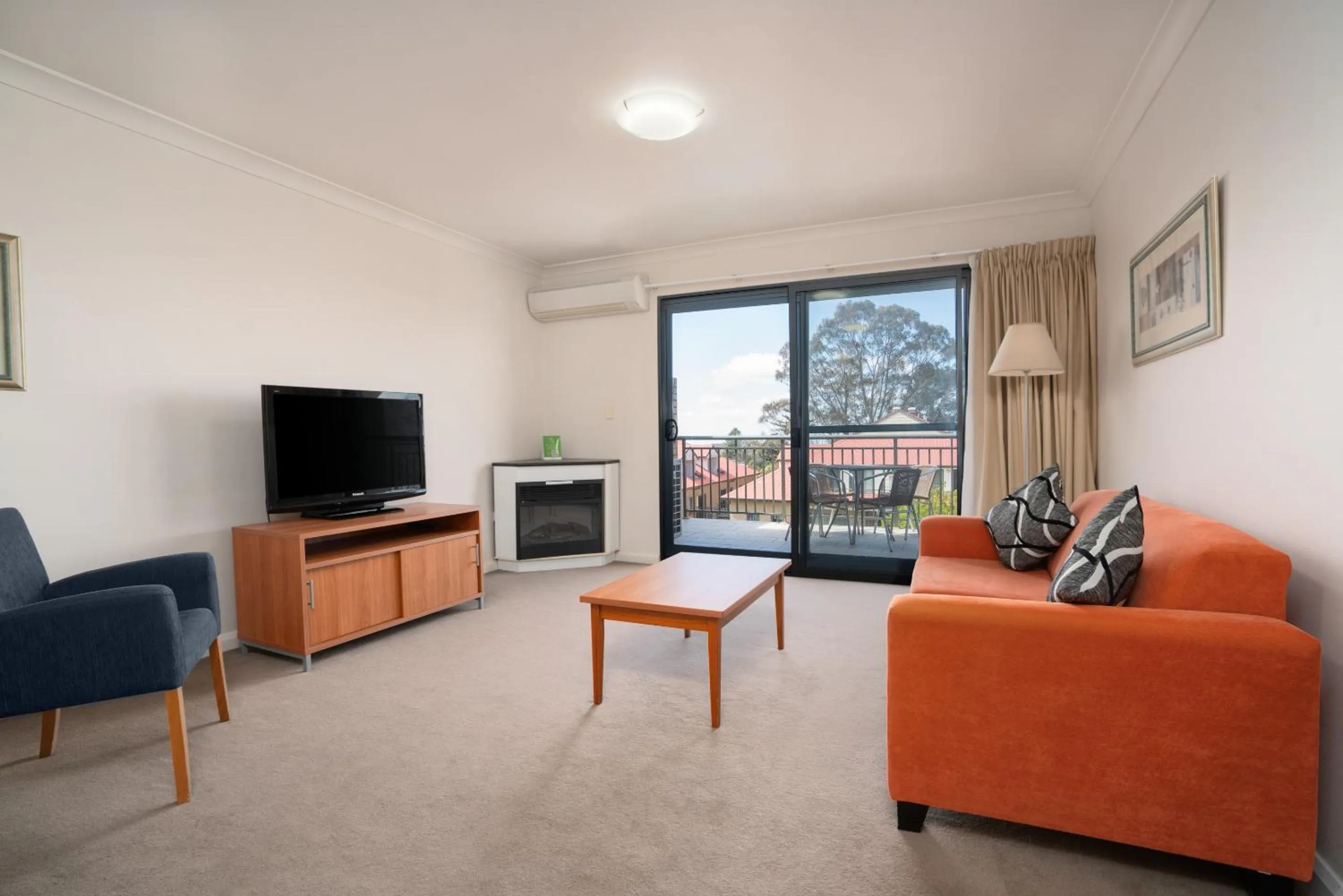 TV and multimedia in Leisure Inn Spires