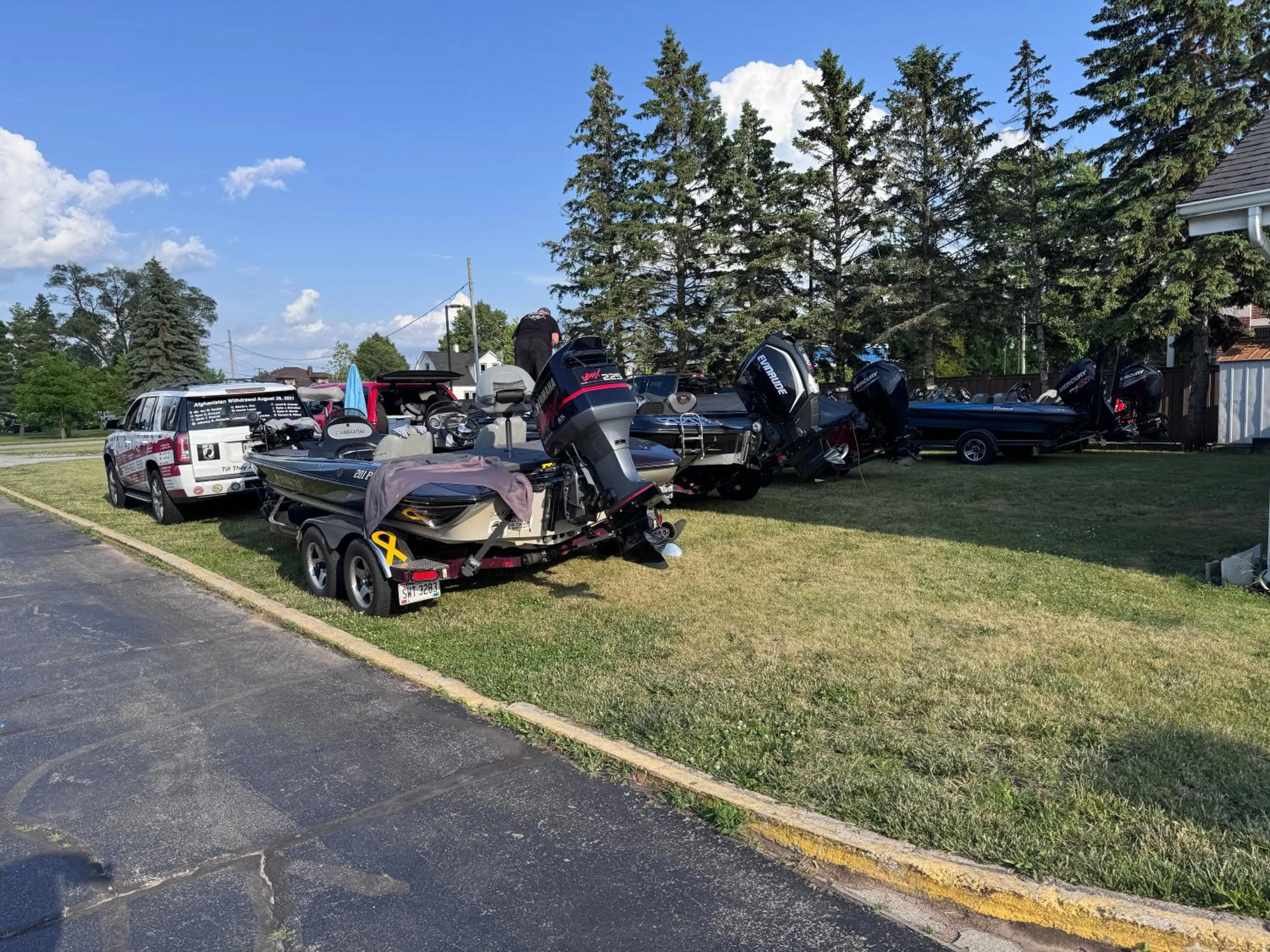 Parking in Pinconning Trail Inn Motel