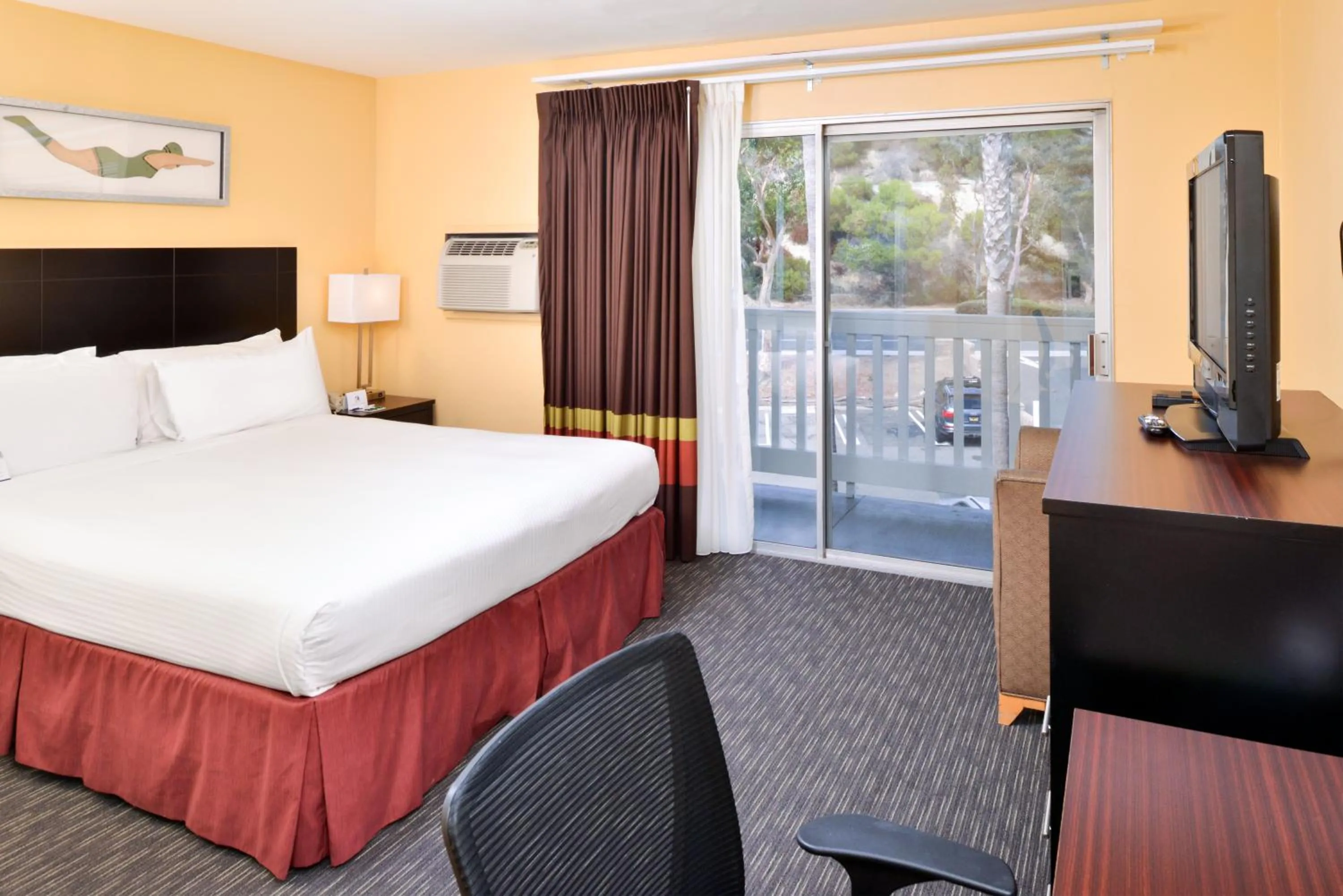 Bed in Dana Point Marina Inn