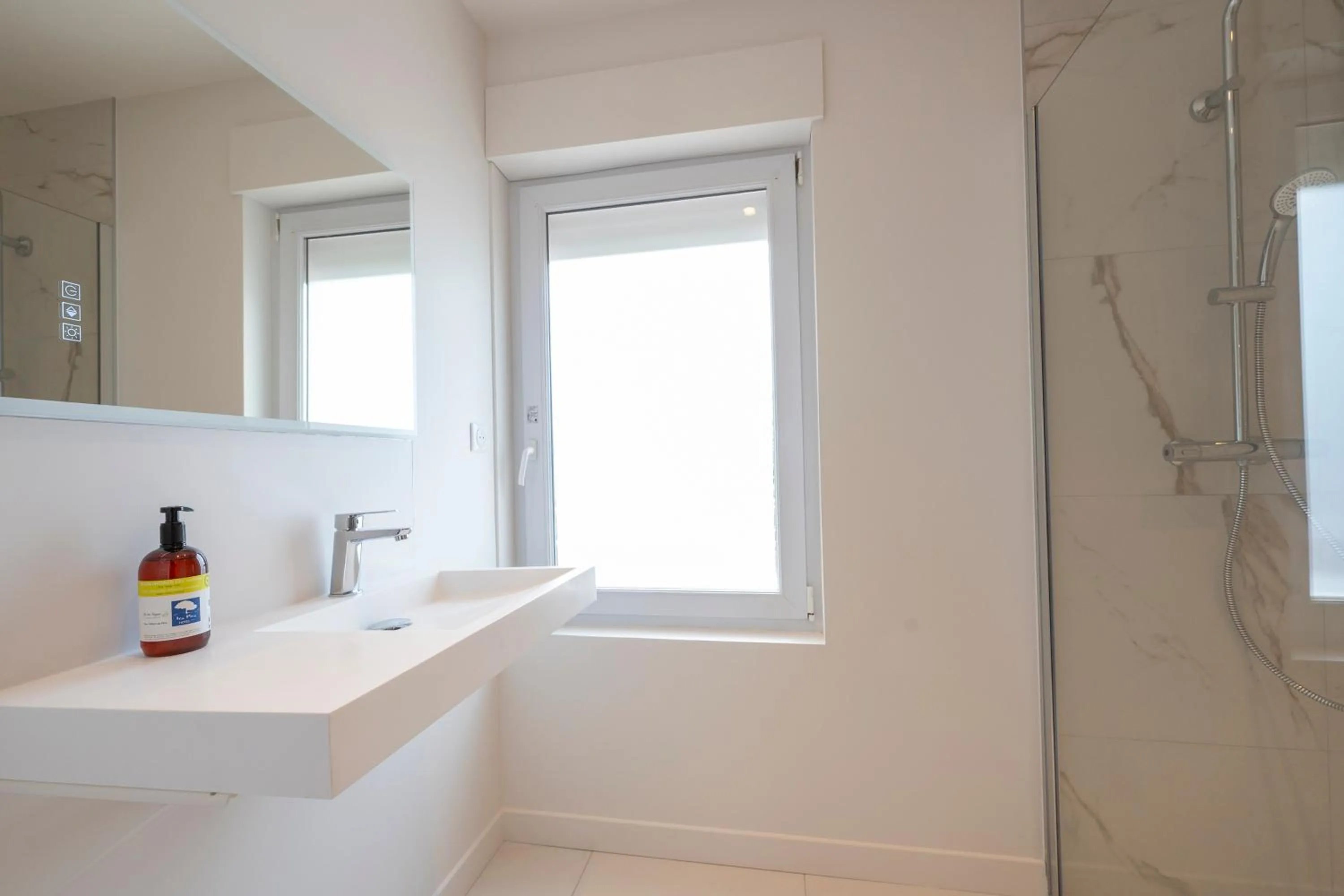 Shower in Hôtel Les Pins - Oléron