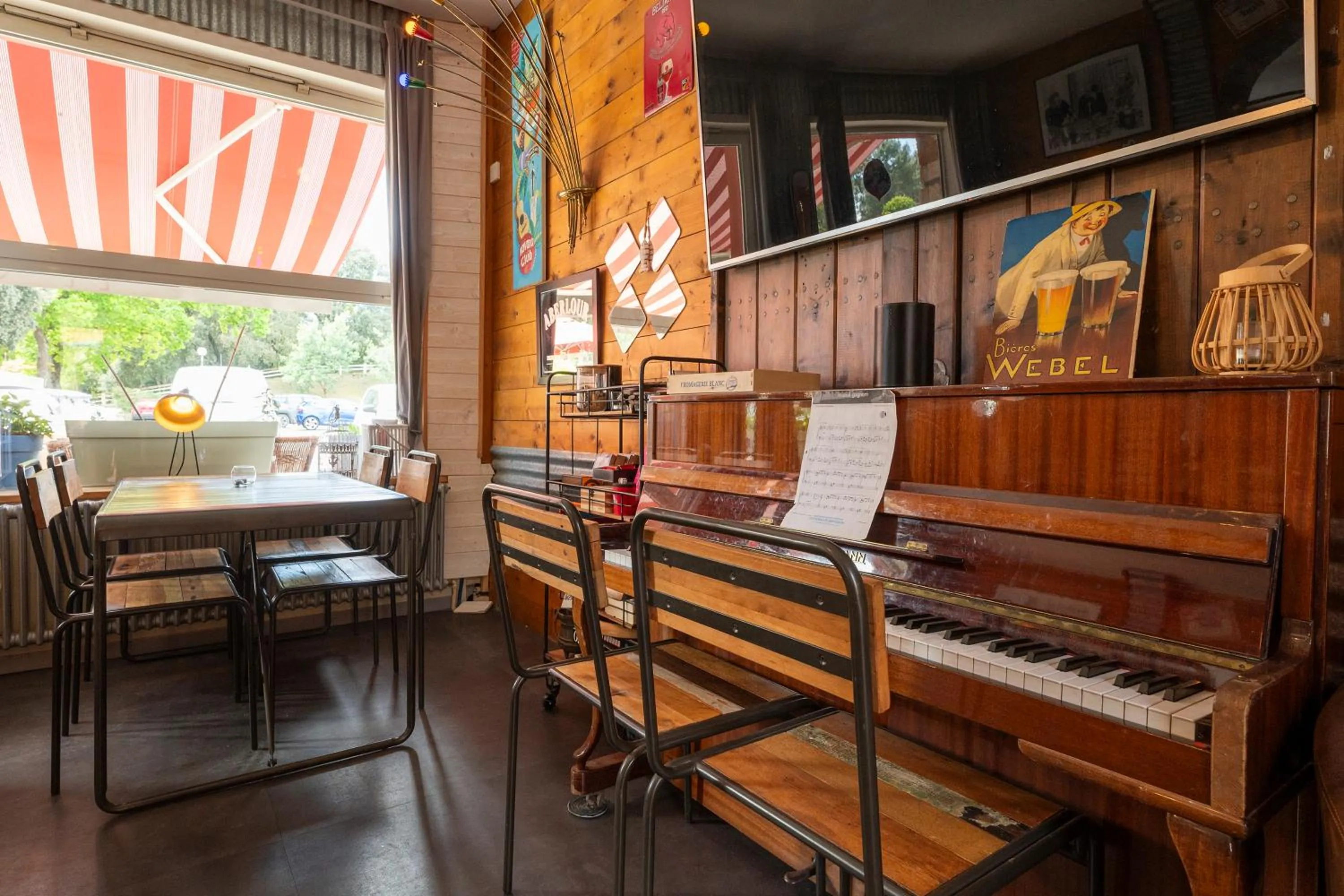 Lounge or bar in Hôtel Les Pins - Oléron