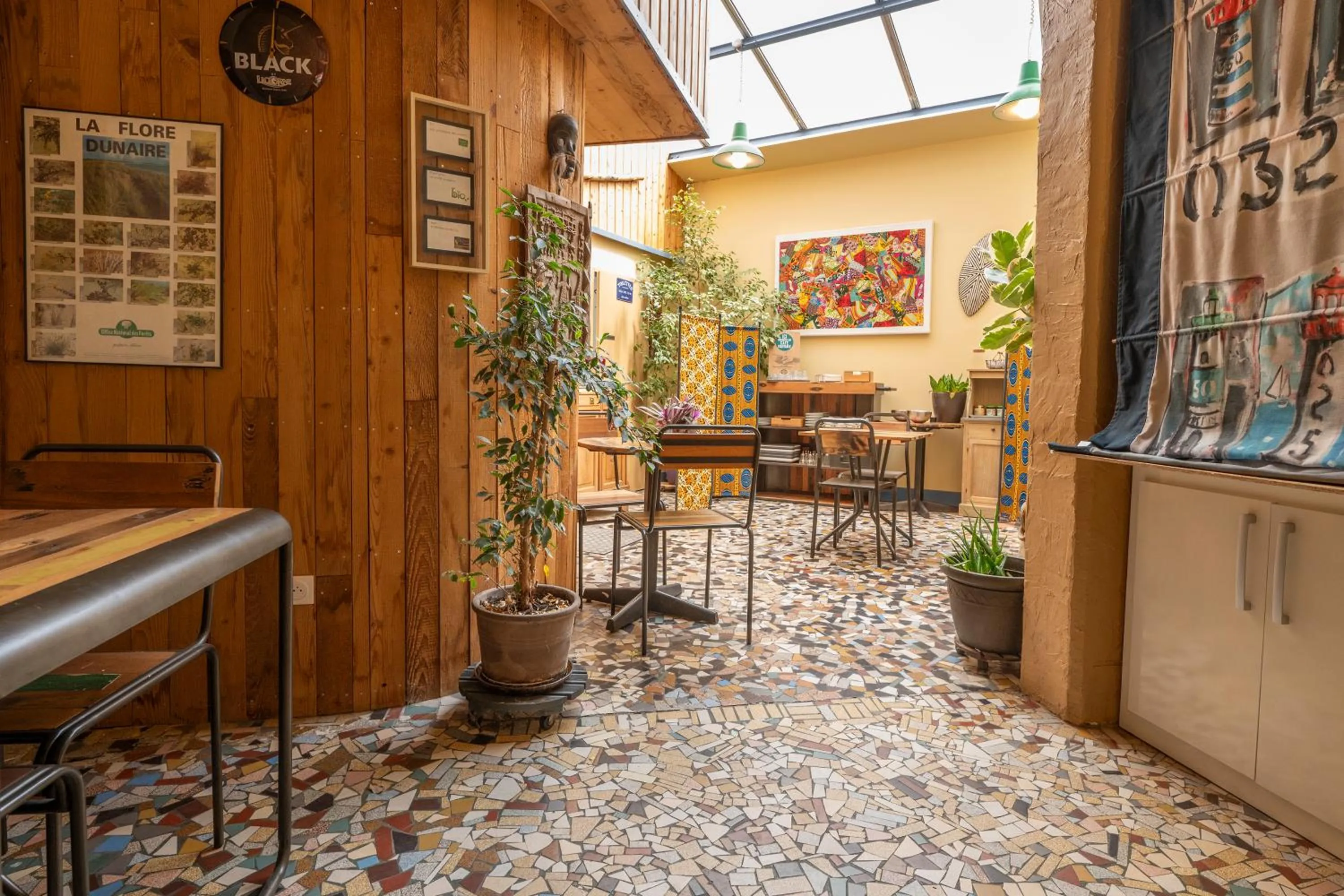 Dining area in Hôtel Les Pins - Oléron