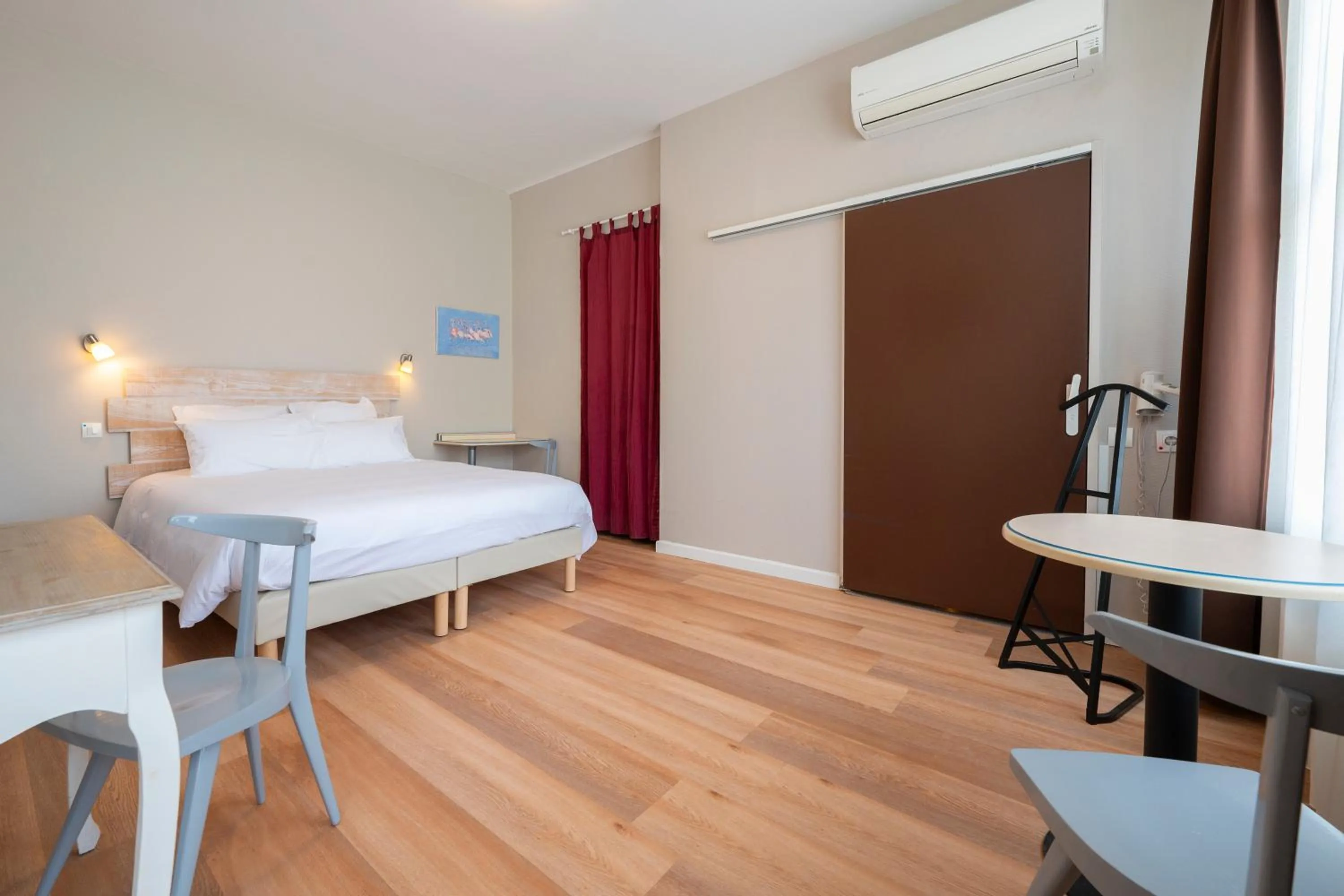 Bed in Hôtel Les Pins - Oléron