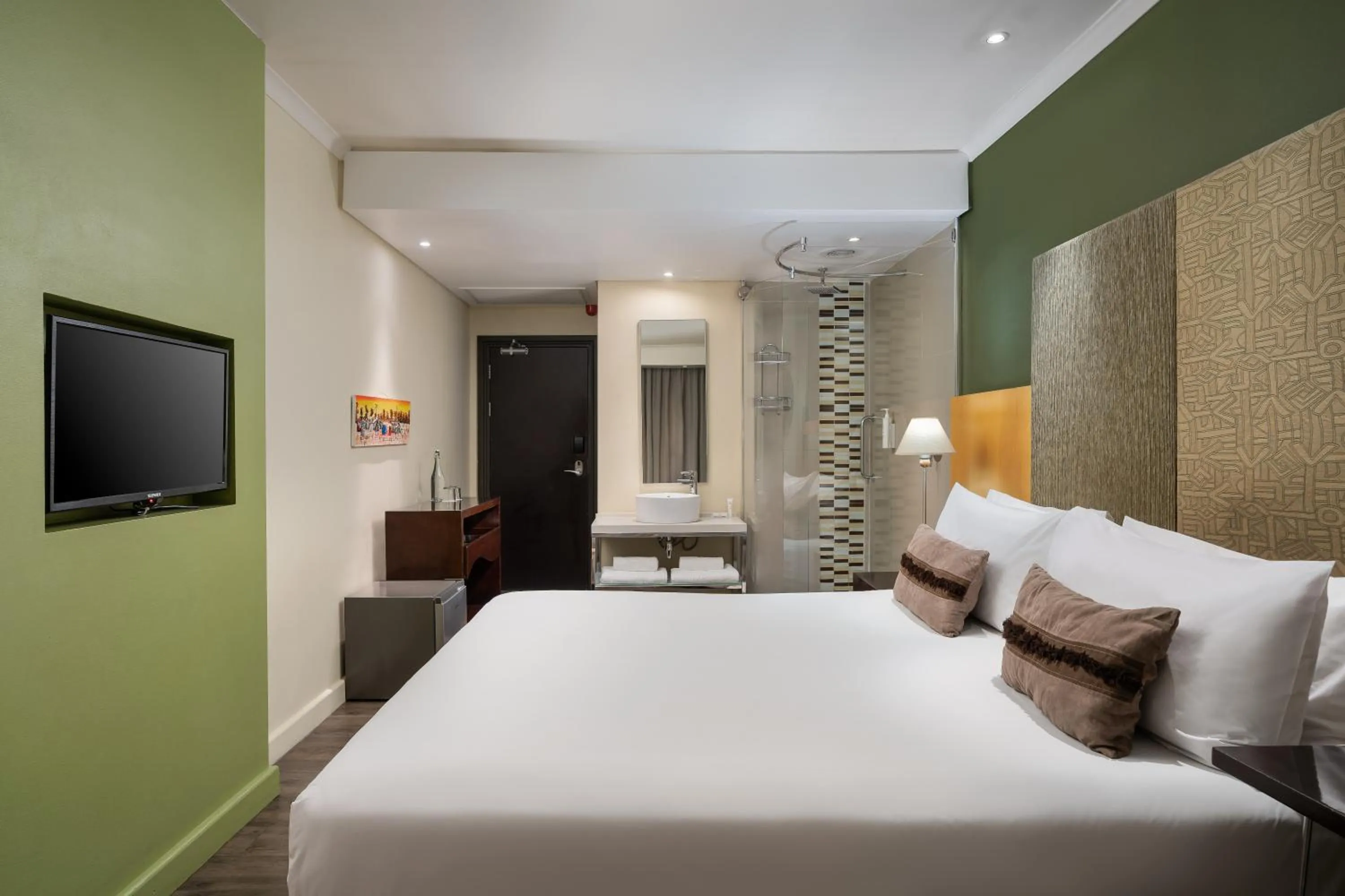 Shower, Bed in Protea Hotel by Marriott Bloemfontein Willow Lake